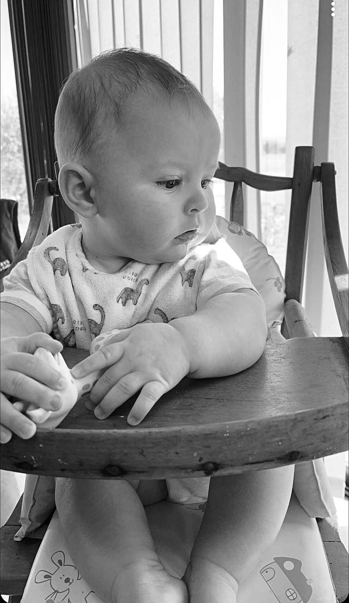 Maylone a rejoint le concours — aidez-le/la à gagner de superbes lots ! arm, baby, baby_toddler_clothing, black, black_and_white, cheek, child, comfort, curtain, finger, hand, happy, iris, leg, monochrome, monochrome_photography, person, skin, standing, style