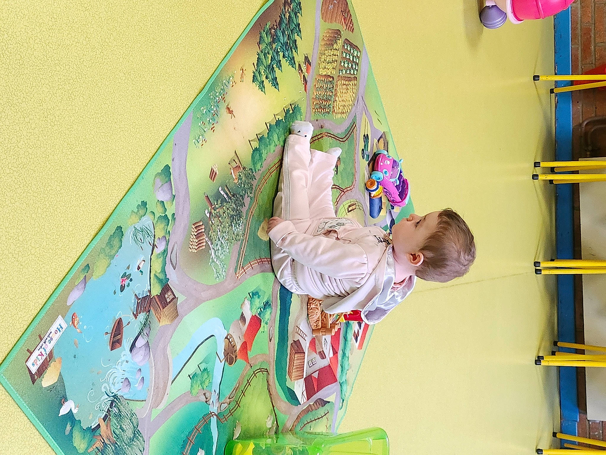 Inaya a rejoint le concours — aidez-le/la à gagner de superbes lots ! art, bookcase, child, illustration, kindergarten, leisure, linens, magenta, paper_product, pattern, person, play, room, shelf, shelving, t_shirt, toddler, tree, visual_arts, wheel