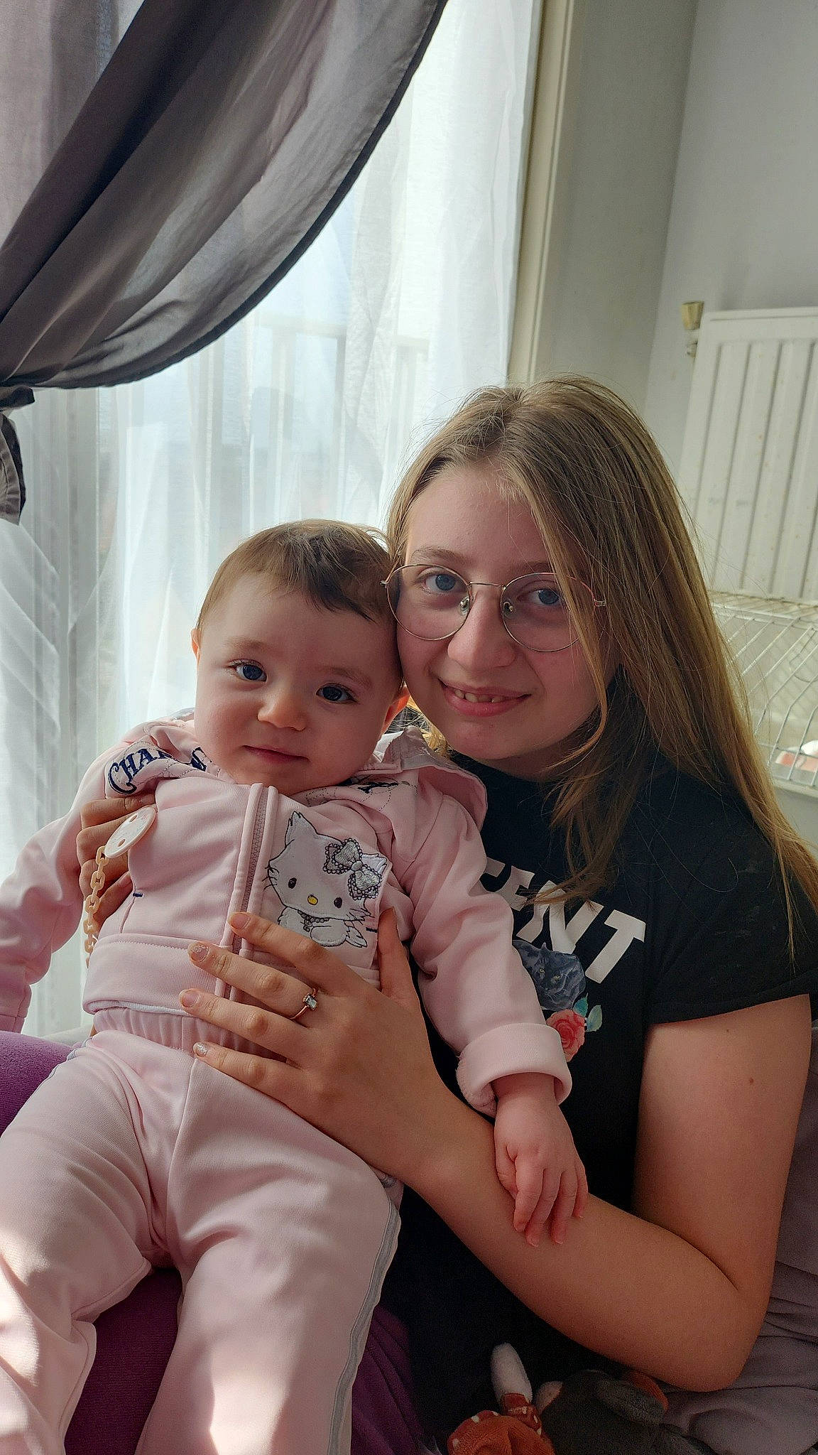 Gwendoline a rejoint le concours — aidez-le/la à gagner de superbes lots ! arm, baby, baby_toddler_clothing, blond, child, comfort, curtain, finger, fun, gesture, hand, happy, human_body, iris, joy, mouth, person, skin, smile, t_shirt