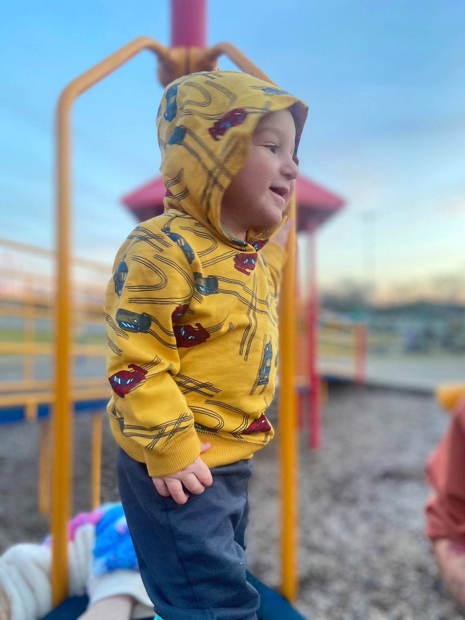Kolt is registered to the contest to win money with this photo: child, city, fashion_accessory, fun, happy, headgear, headwear, landscape, leisure, outdoor_play_equipment, person, play, recreation, sand, sitting, sky, sleeve, soil, sun_hat, toddler