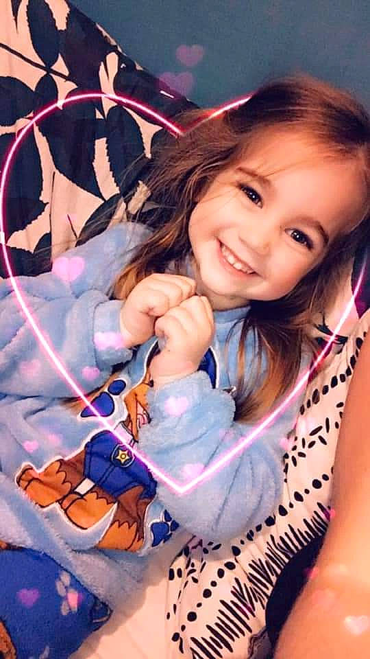 Inaya a rejoint le concours — aidez-le/la à gagner de superbes lots ! brown_hair, cheek, cool, electric_blue, eyebrow, eyelash, flash_photography, fun, happy, human, iris, joy, lip, long_hair, pattern, person, pink, purple, skin, smile