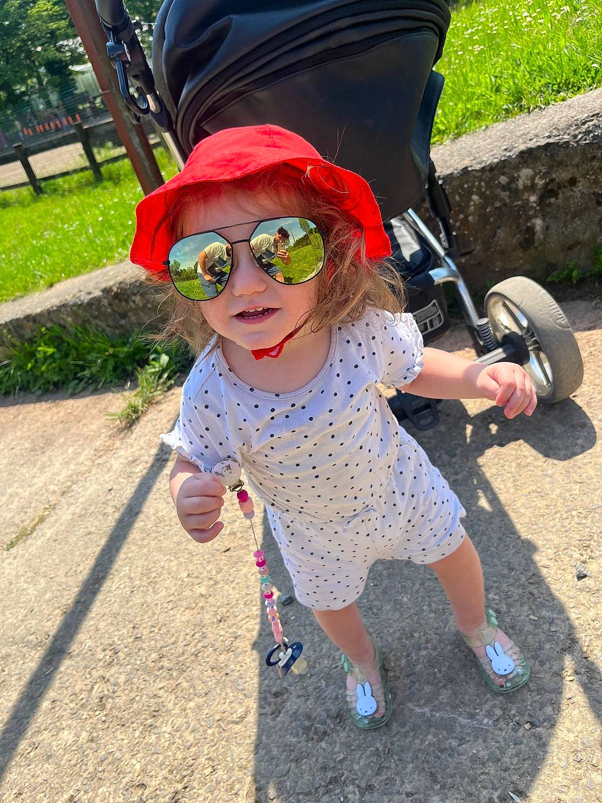 Safya a rejoint le concours — aidez-le/la à gagner de superbes lots ! cap, costume_hat, eyewear, fun, glasses, goggles, grass, happy, hat, leisure, person, personal_protective_equipment, pink, plant, recreation, smile, sun_hat, sunglasses, toddler, tree