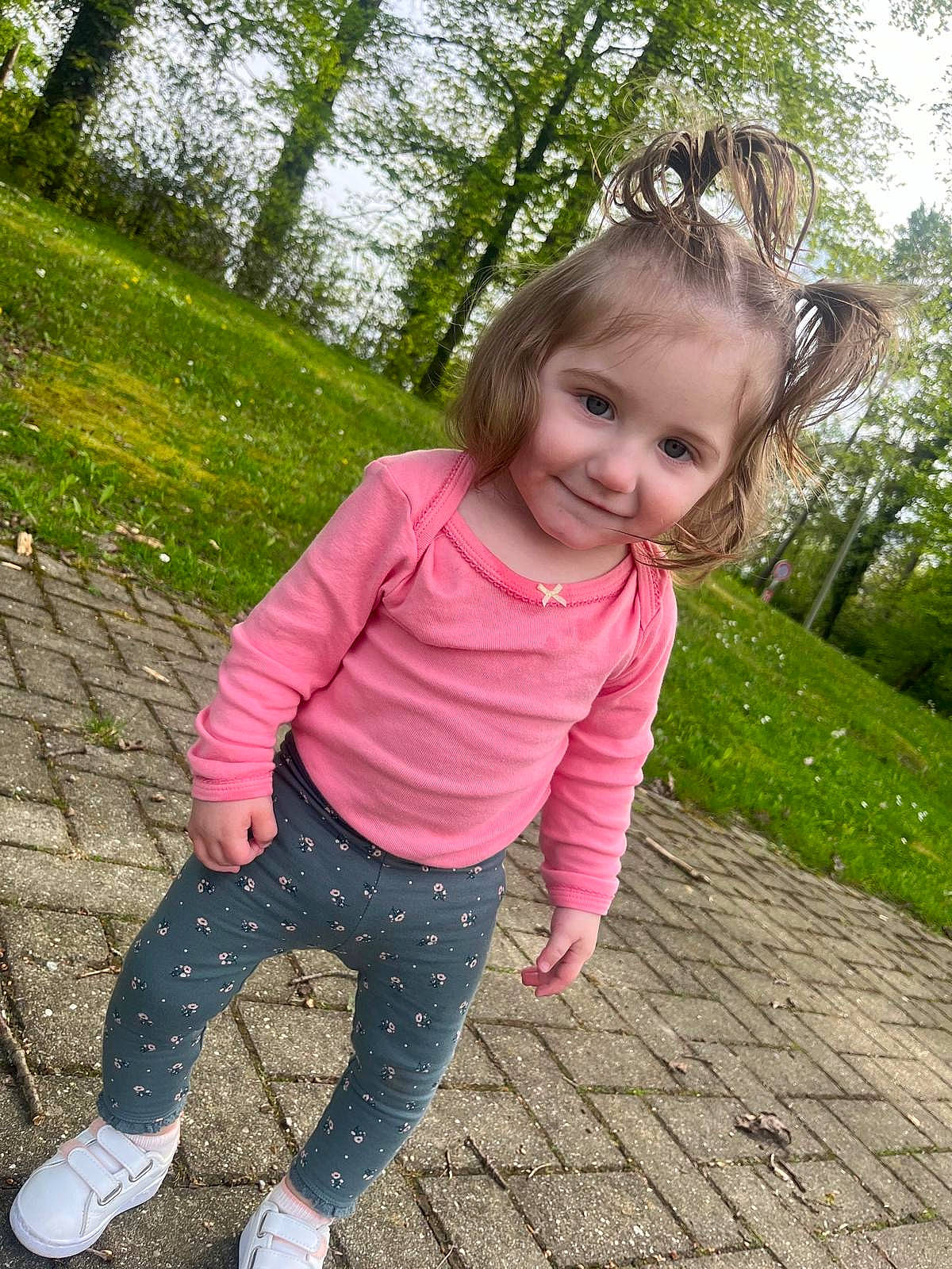 Safya a rejoint le concours — aidez-le/la à gagner de superbes lots ! blond, child, forest, fun, garden, grass, green, hair, happy, joy, leisure, magenta, pattern, people_in_nature, person, pink, plant, recreation, smile, toddler