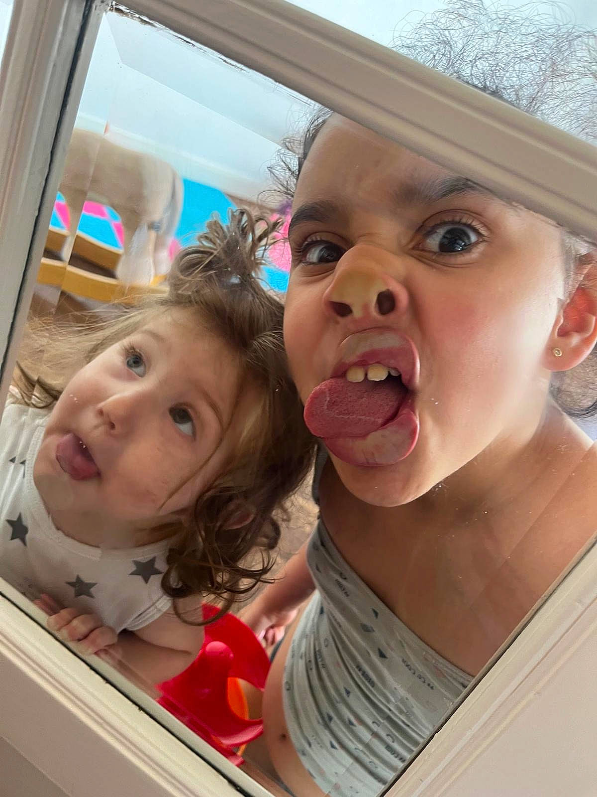 Safya participe au concours pour gagner de l'argent avec cette photo : blond, cheek, child, event, eyebrow, eyelash, eyewear, facial_expression, fun, gesture, happy, headwear, iris, leisure, lip, mouth, nose, person, selfie, skin