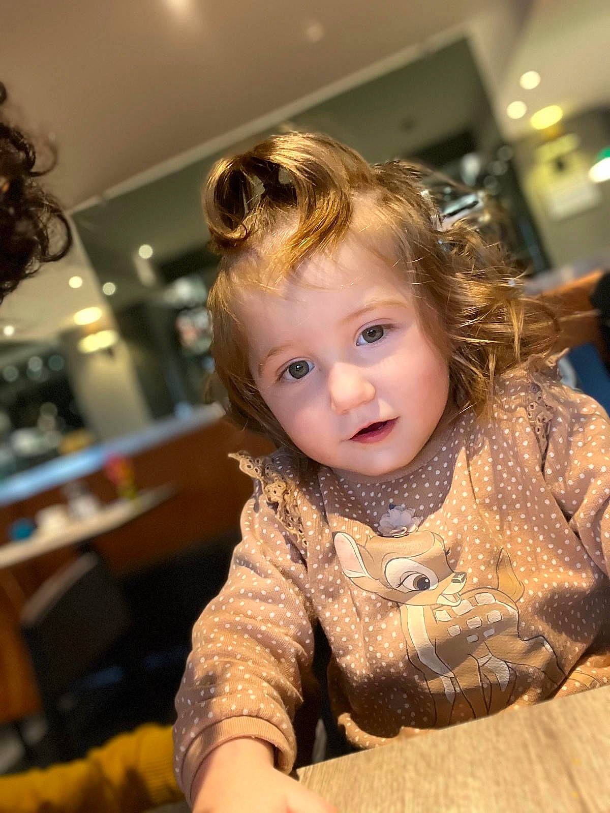 Safya participe au concours pour gagner de l'argent avec cette photo : baby, baby_toddler_clothing, blond, chair, cheek, child, event, eye, floor, flooring, fun, happy, hardwood, iris, person, portrait_photography, room, sitting, smile, toddler