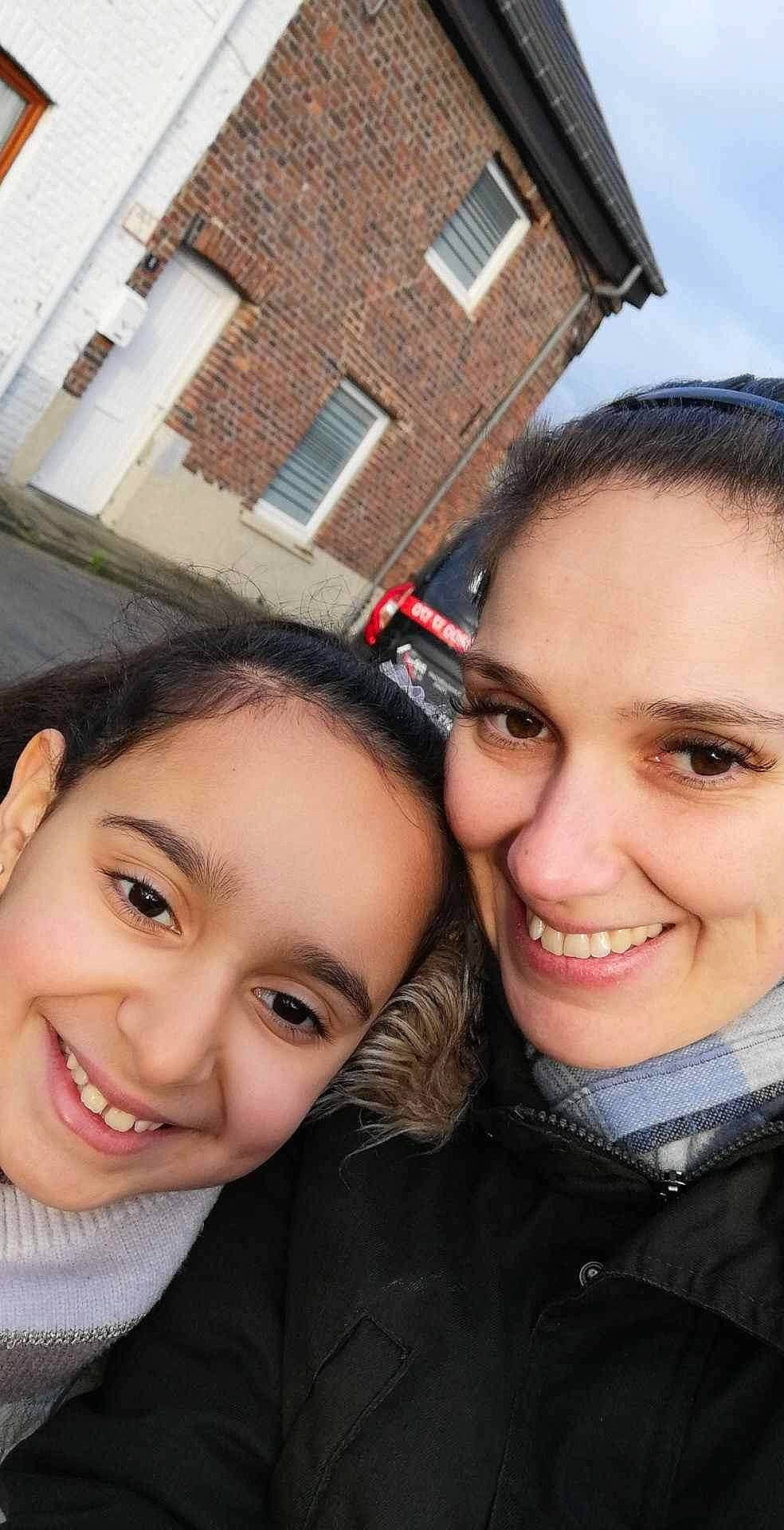 Alya participe au concours pour gagner de l'argent avec cette photo : building, cheek, chin, cool, eyebrow, face, facial_expression, forehead, gesture, hairstyle, happy, interaction, iris, joy, lip, mouth, nose, person, skin, smile