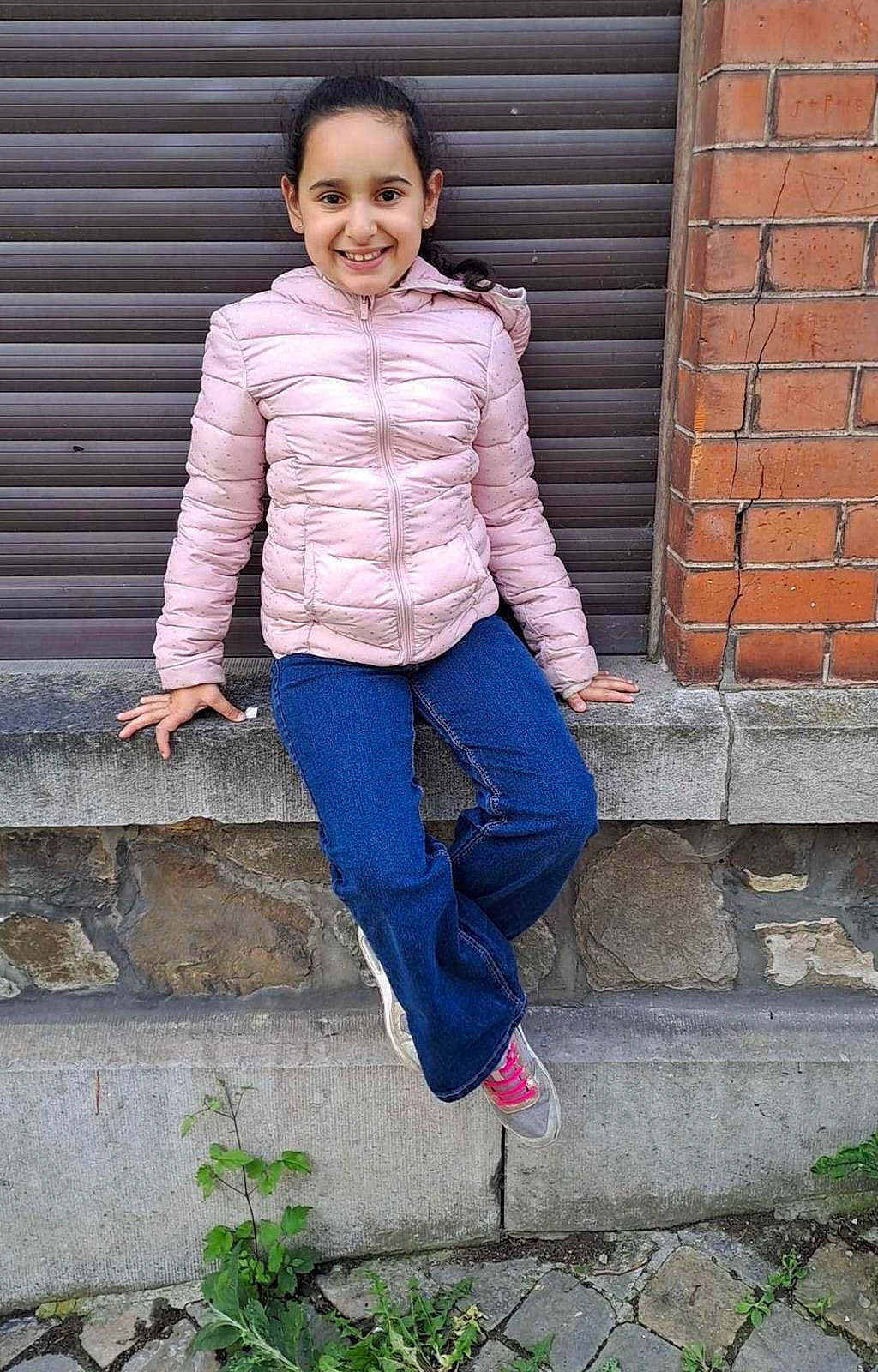 Alya participe au concours pour gagner de l'argent avec cette photo : brick, brickwork, denim, electric_blue, eye, flash_photography, hair, happy, head, human_leg, joy, leg, magenta, pattern, person, plant, sleeve, smile, symmetry, thigh