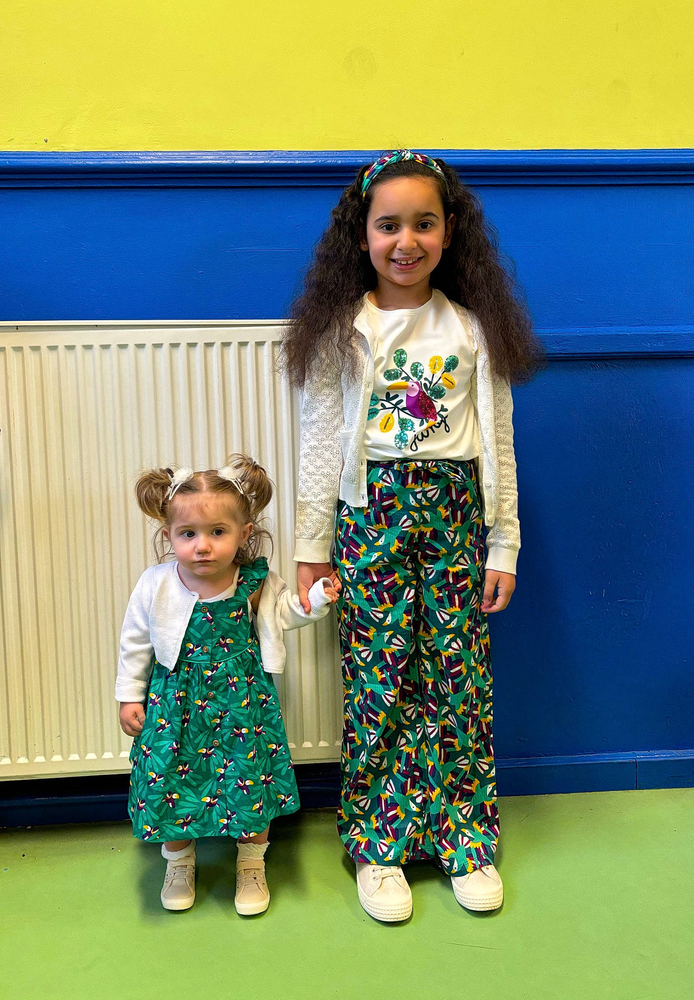 Alya participe au concours pour gagner de l'argent avec cette photo : baby_toddler_clothing, blue, child, costume, event, fashion_design, flooring, formal_wear, fun, happy, joy, leisure, magenta, pattern, person, room, sandal, sleeve, smile, toddler