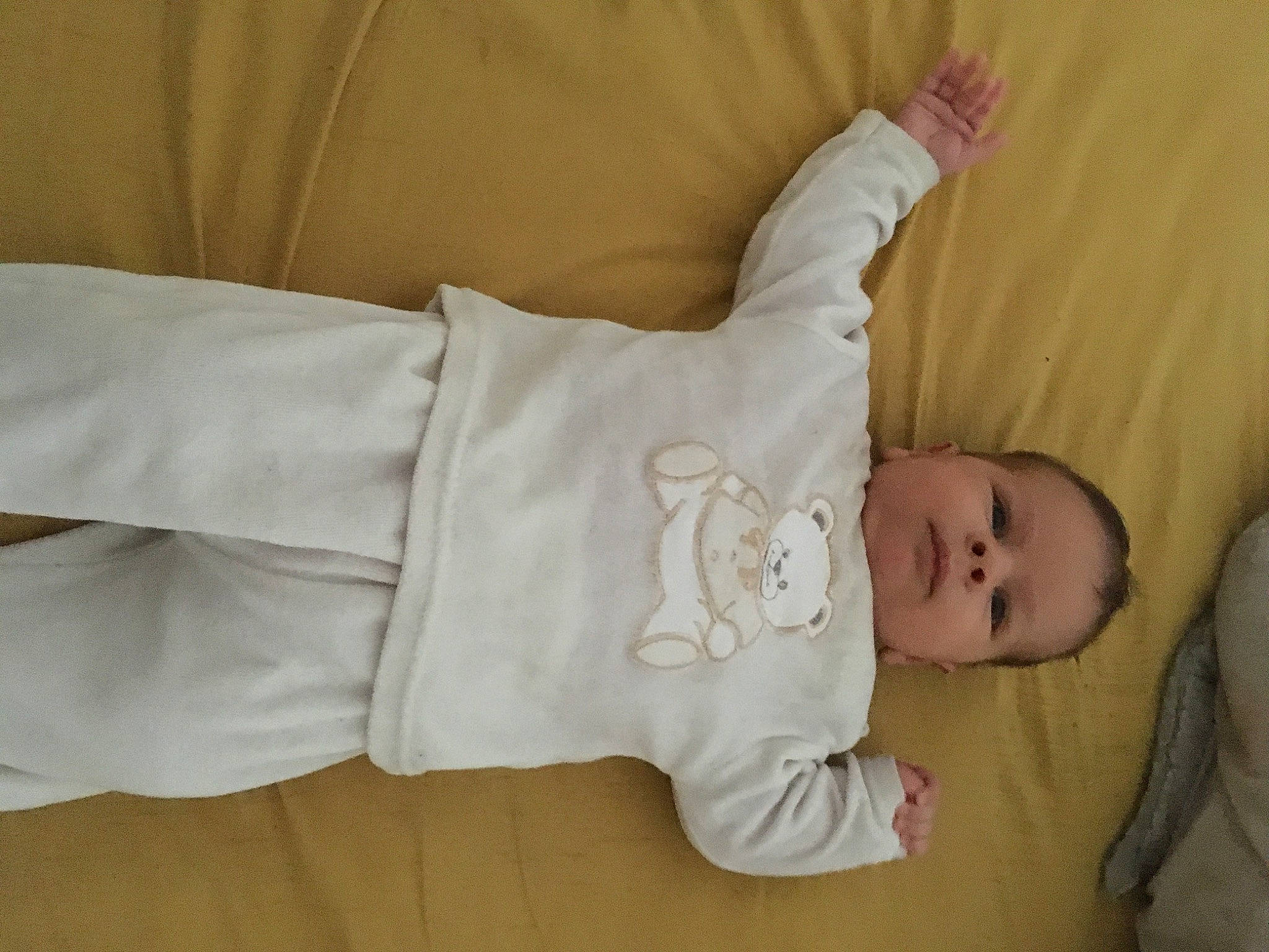 Enzo a rejoint le concours — aidez-le/la à gagner de superbes lots ! baby, baby_products, baby_safety, baby_sleeping, baby_toddler_clothing, child, comfort, finger, gesture, hand, human_body, leg, linens, mammal, person, room, skin, sleeve, textile, toddler