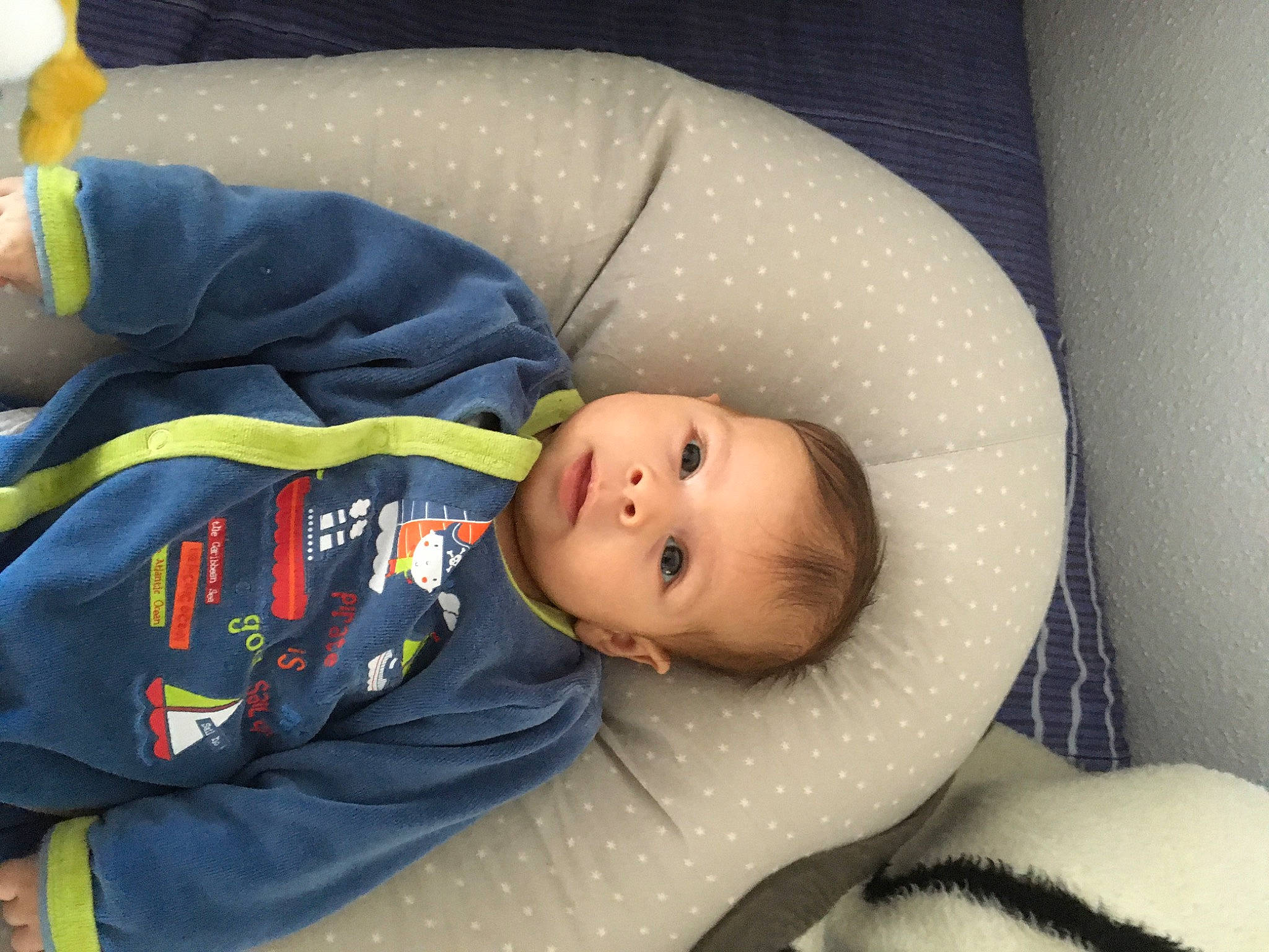 Enzo participe au concours pour gagner de l'argent avec cette photo : baby, baby_products, baby_safety, baby_toddler_clothing, child, comfort, eye, human_body, linens, nap, person, room, sitting, sleep, sleeve, smile, toddler, tree