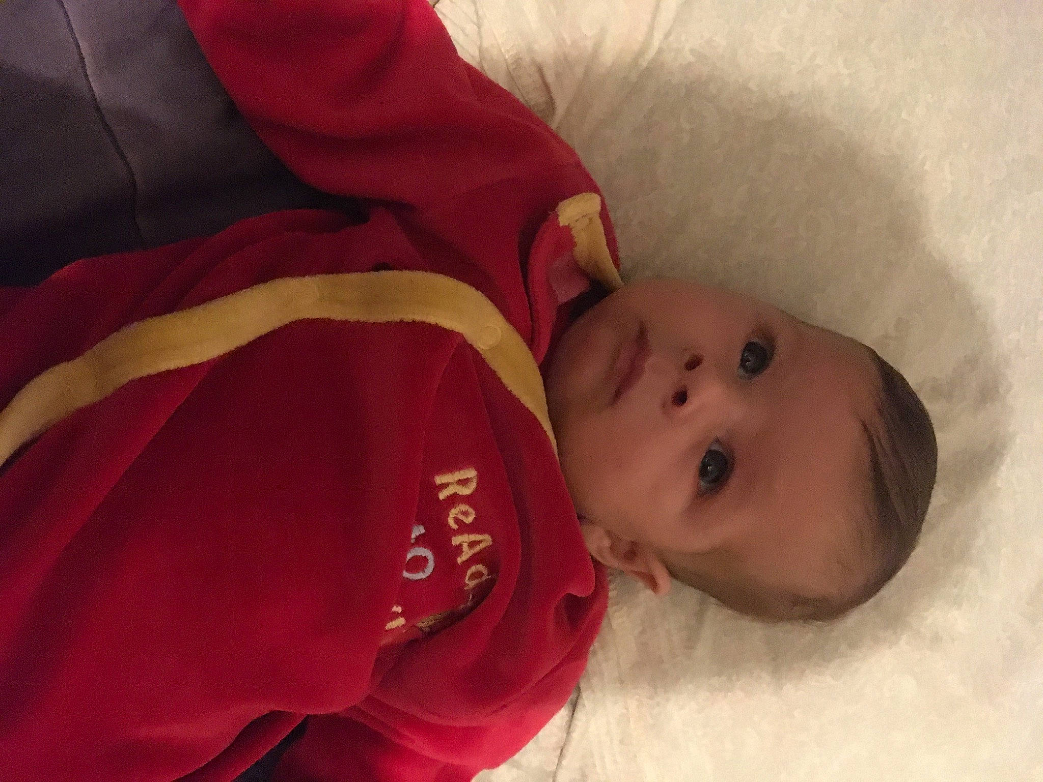 Enzo a rejoint le concours — aidez-le/la à gagner de superbes lots ! baby, baby_products, baby_toddler_clothing, bedtime, carmine, cheek, child, comfort, eye, face, fun, human_body, linens, lip, nose, person, room, sleep, sleeve, toddler