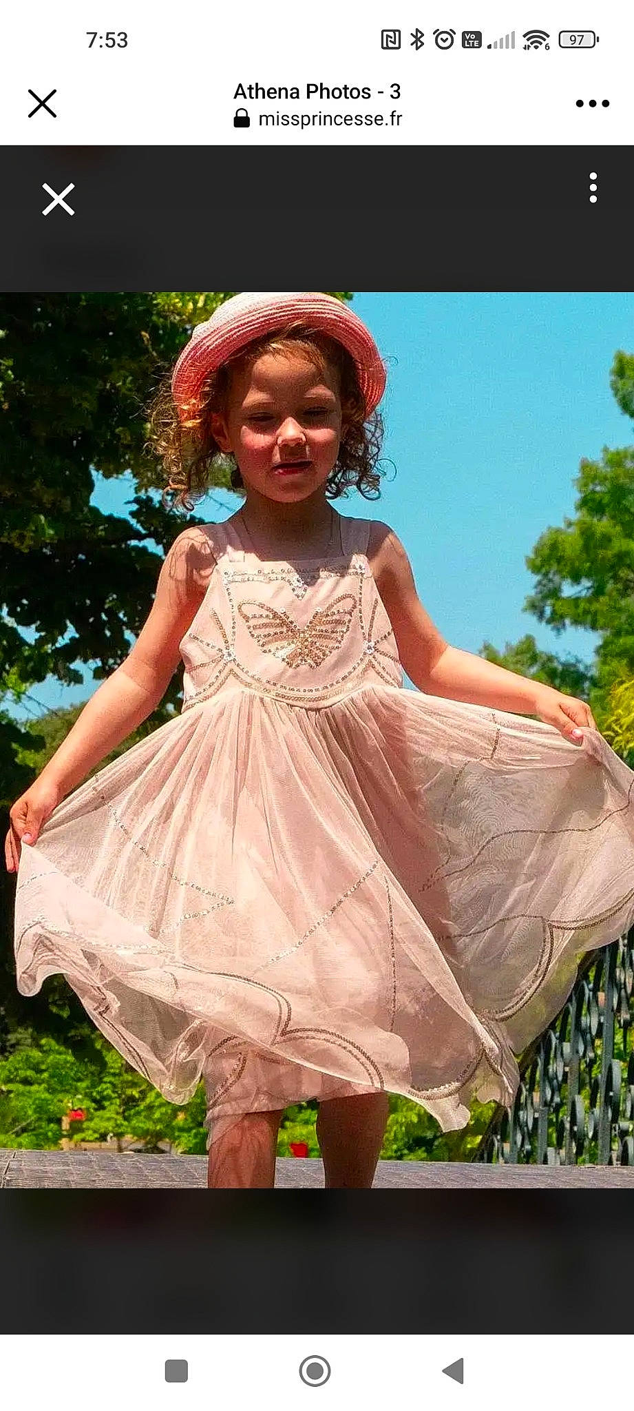 Athéna a rejoint le concours — aidez-le/la à gagner de superbes lots ! baby_toddler_clothing, bridal_party_dress, day_dress, dress, embellishment, formal_wear, fun, grass, happy, hat, headgear, headpiece, one_piece_garment, person, pink, ruffle, smile, sun_hat, toddler, tree