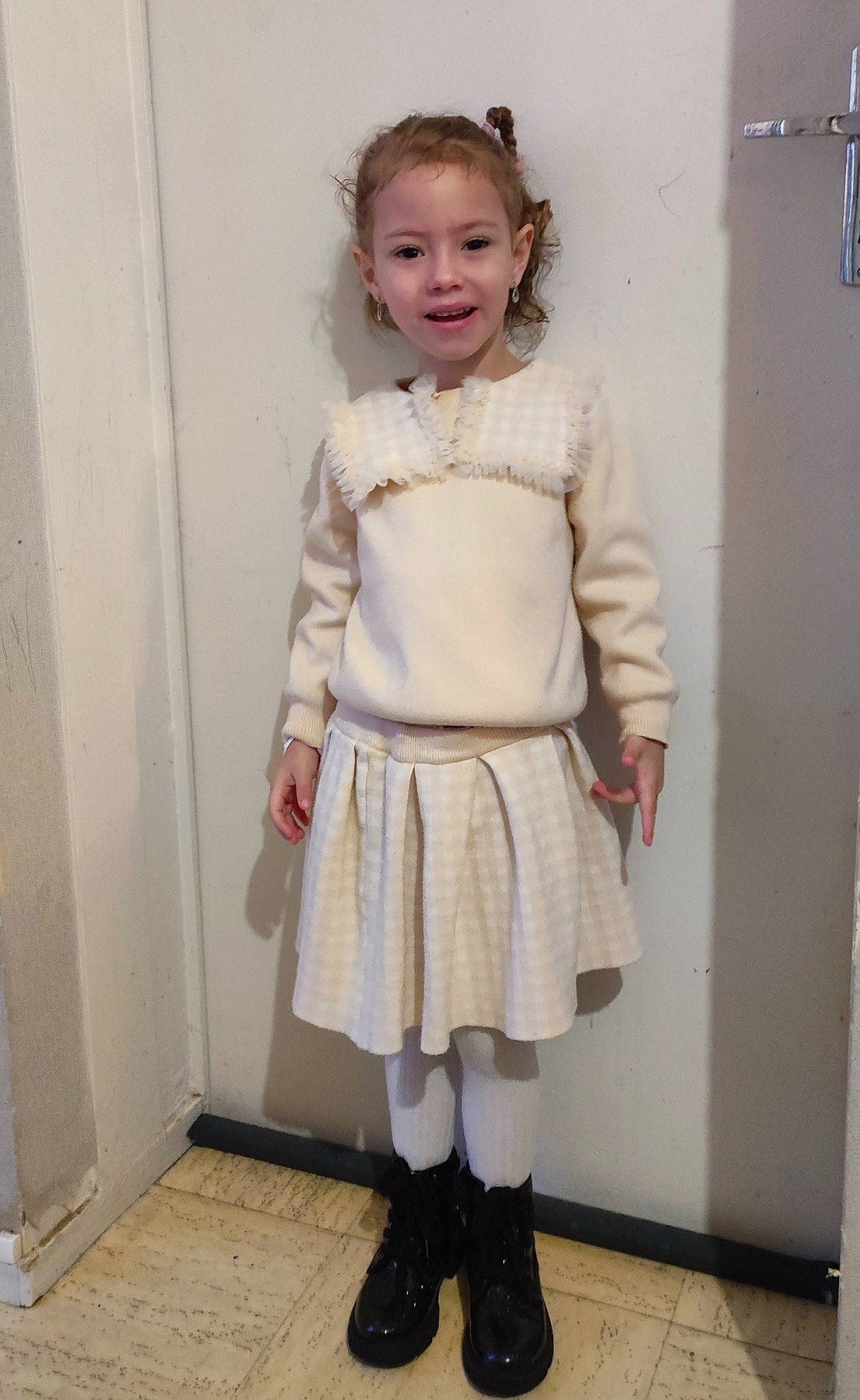 Athéna a rejoint le concours — aidez-le/la à gagner de superbes lots ! arm, baby_toddler_clothing, day_dress, dress, embellishment, face, fashion_design, hair, human_body, human_leg, joy, knee, neck, pattern, person, pink, shoulder, sleeve, smile, toddler