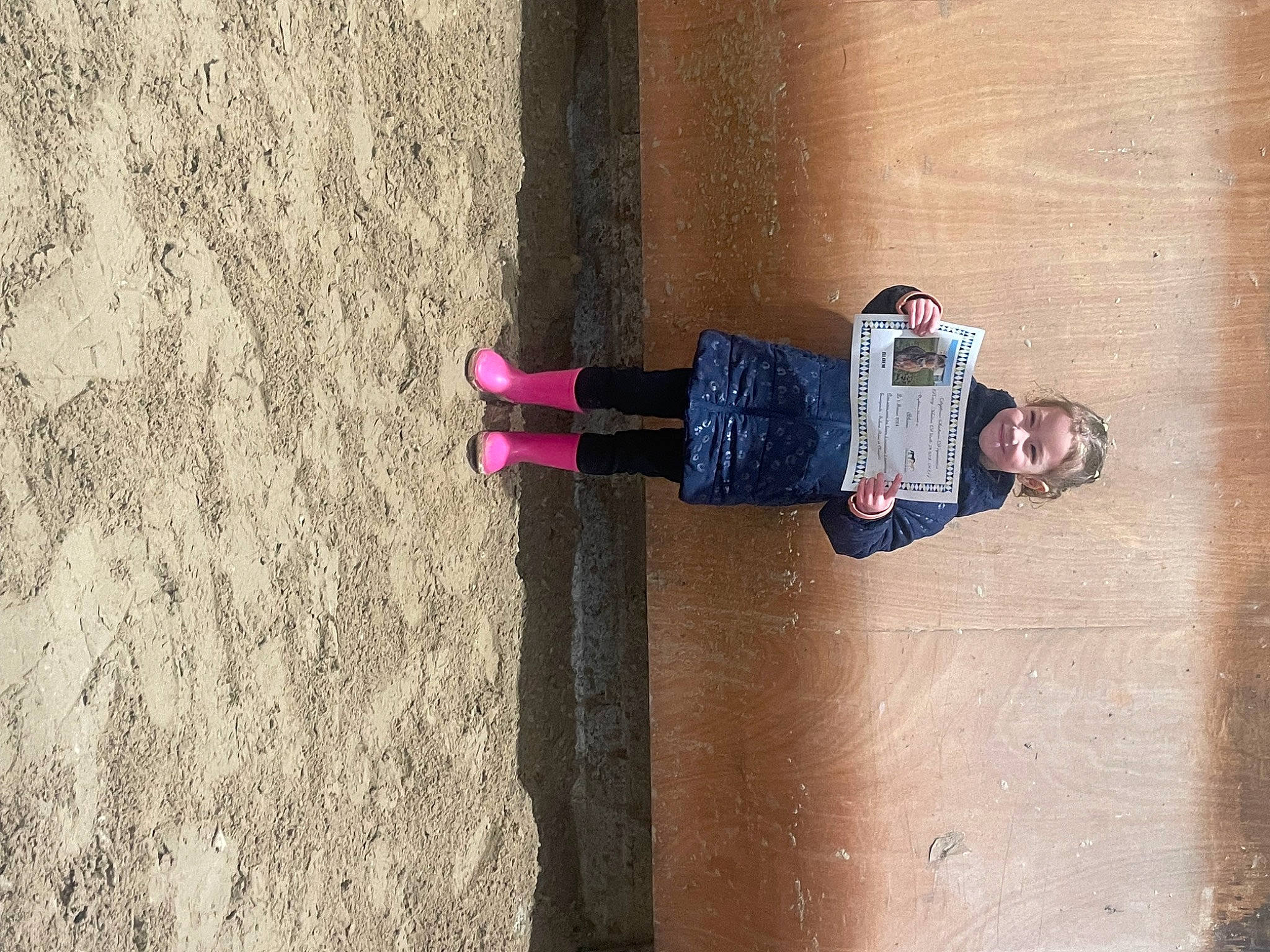 Athéna a rejoint le concours — aidez-le/la à gagner de superbes lots ! child, concrete, denim, flooring, fun, jeans, joy, landscape, leisure, magenta, person, recreation, shadow, sitting, soil, tints_and_shades, toddler, walking_shoe, wall, water