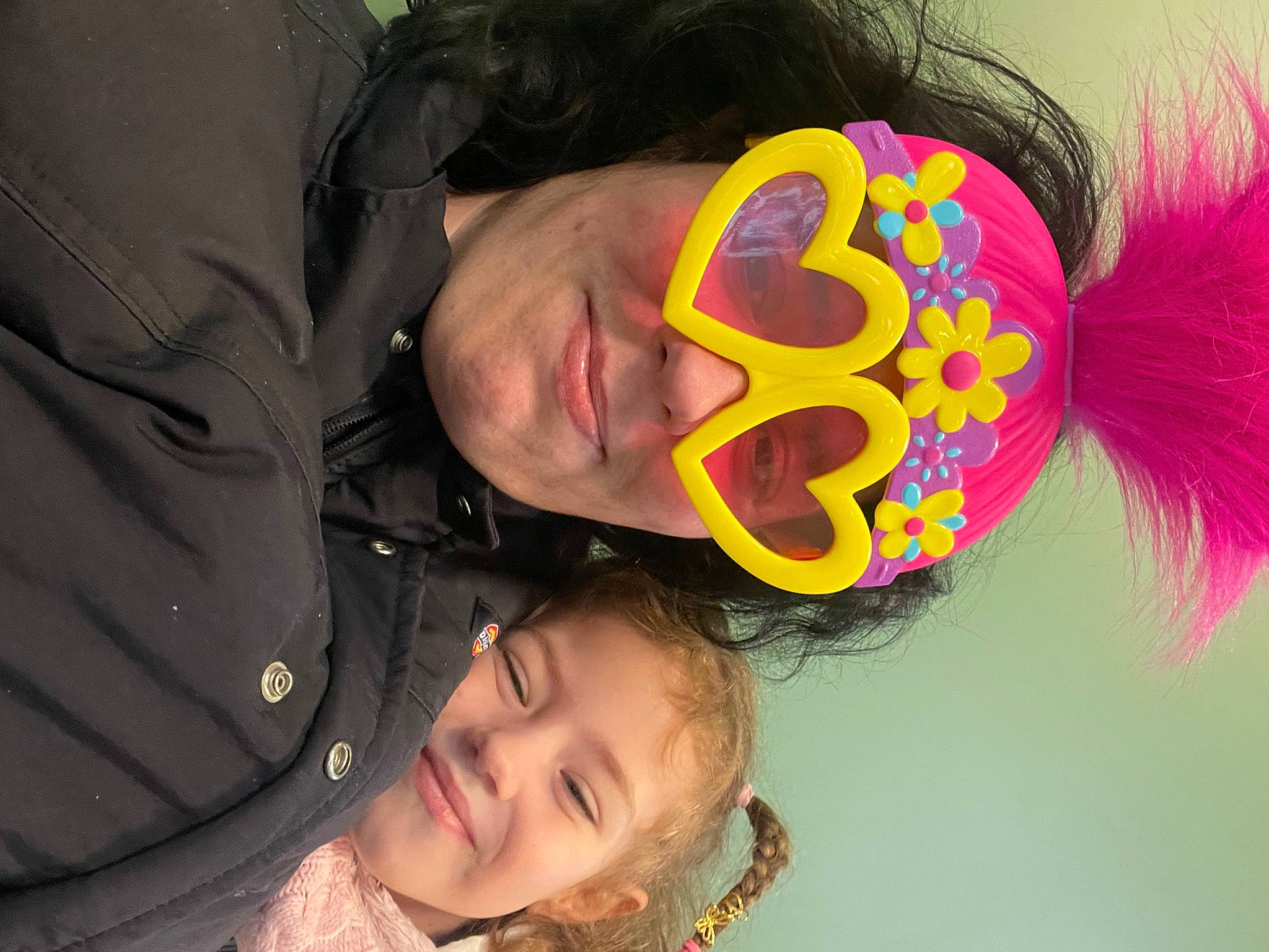 Athéna a rejoint le concours — aidez-le/la à gagner de superbes lots ! cheek, child, ear, event, eyebrow, eyelash, eyewear, fashion_accessory, feather, fun, hair_coloring, happy, jewellery, joy, magenta, mouth, nose, pattern, person, smile