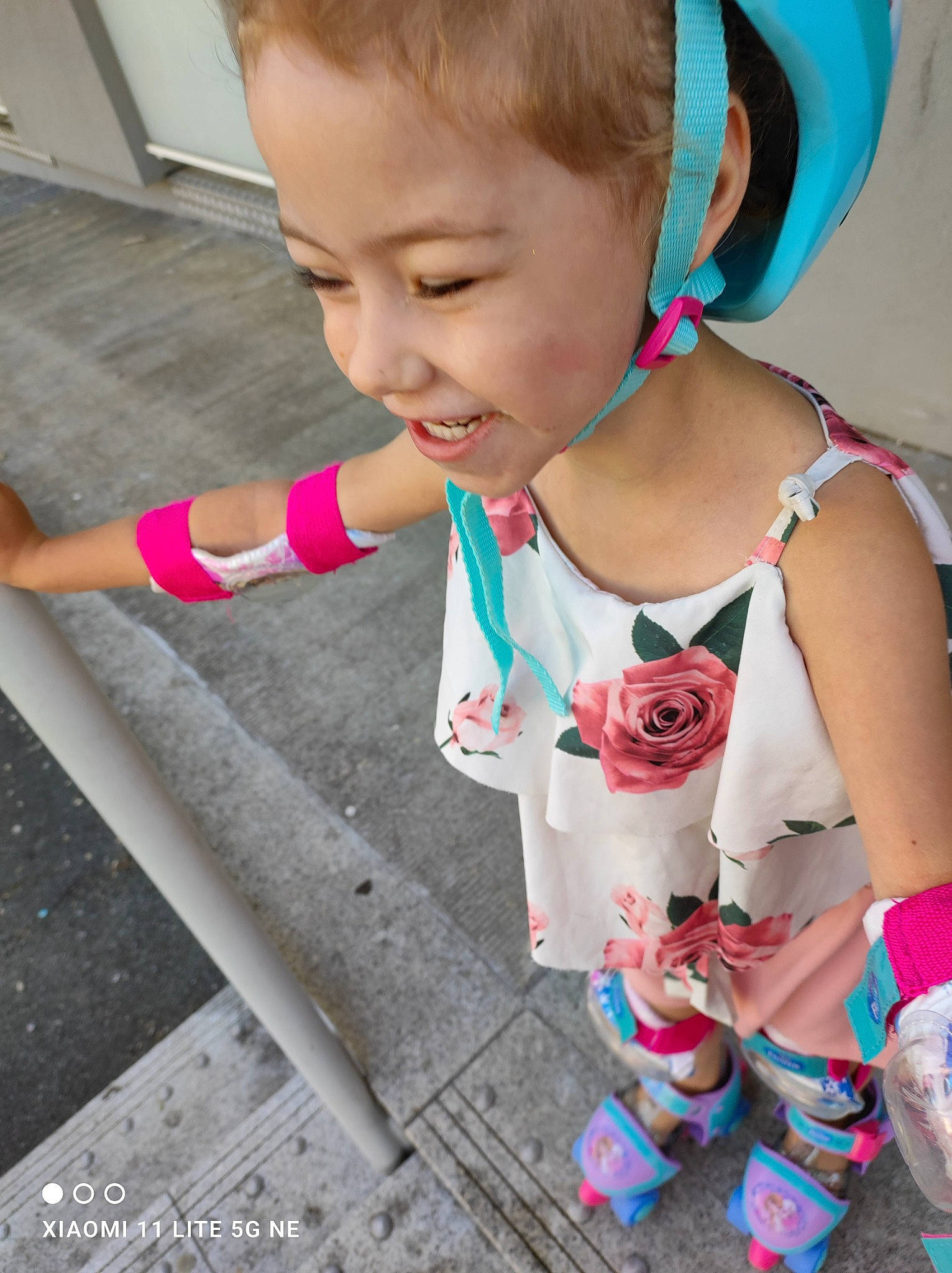 Athéna a rejoint le concours — aidez-le/la à gagner de superbes lots ! baby, baby_toddler_clothing, child, dress, face, facial_expression, fun, grass, happy, head, joy, magenta, pattern, person, pink, plant, play, skin, sleeve, smile