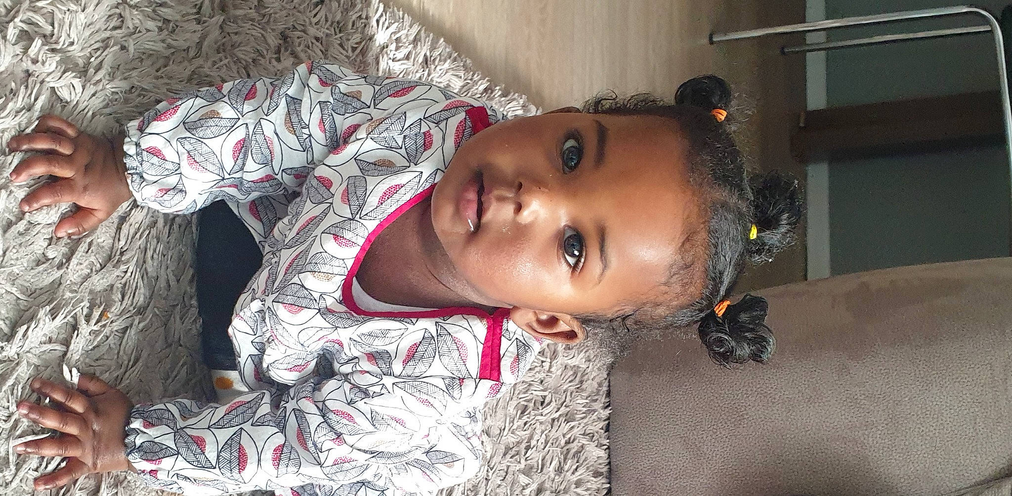 Binta a rejoint le concours — aidez-le/la à gagner de superbes lots ! baby, baby_toddler_clothing, cheek, child, eyelash, face, fun, fur, happy, human_body, lip, nose, pattern, person, room, sitting, sleeve, toddler, tradition, tree