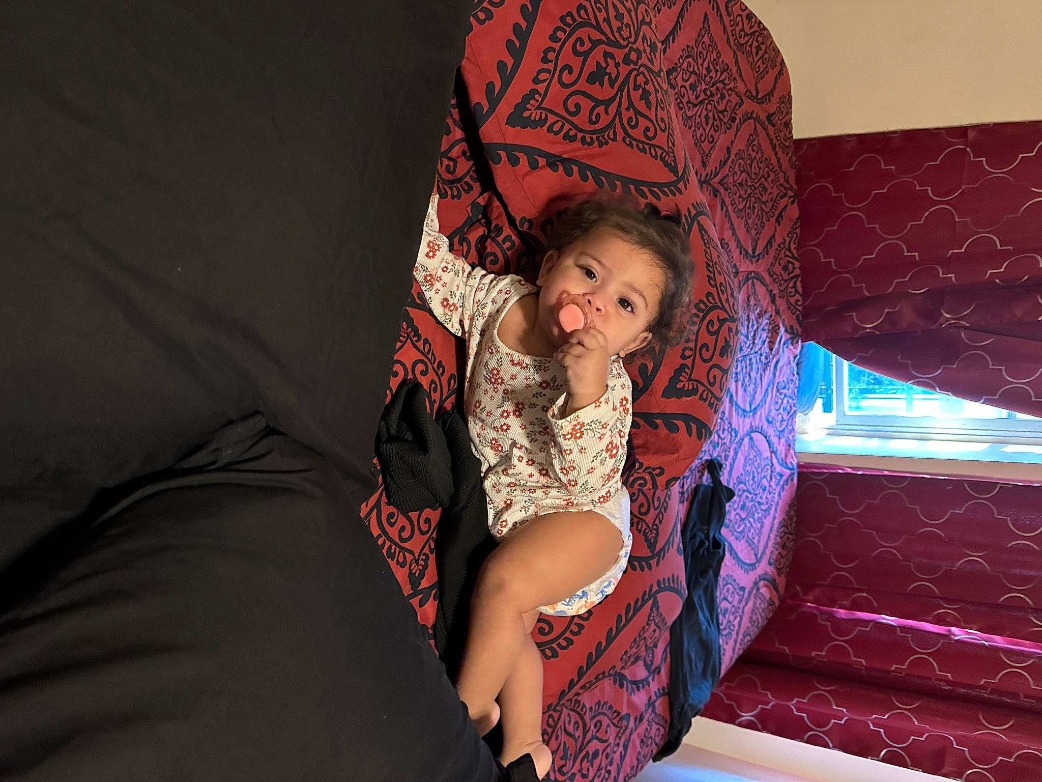 Catalella is registered to the contest to win money with this photo: comfort, couch, flash_photography, flesh, flooring, fun, human_leg, leisure, linens, magenta, pattern, person, pink, room, sitting, textile, thigh, throw_pillow, tints_and_shades, toddler