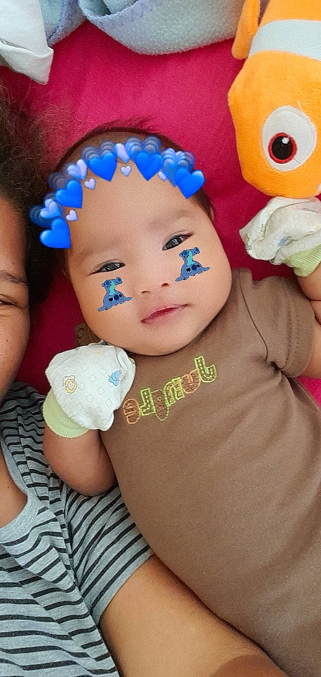 Mereteata participe au concours pour gagner de l'argent avec cette photo : blue, child, electric_blue, eye, fashion_accessory, finger, fun, gesture, happy, hat, head, mammal, nose, people, person, pink, skin, stuffed_toy, thumb, toy