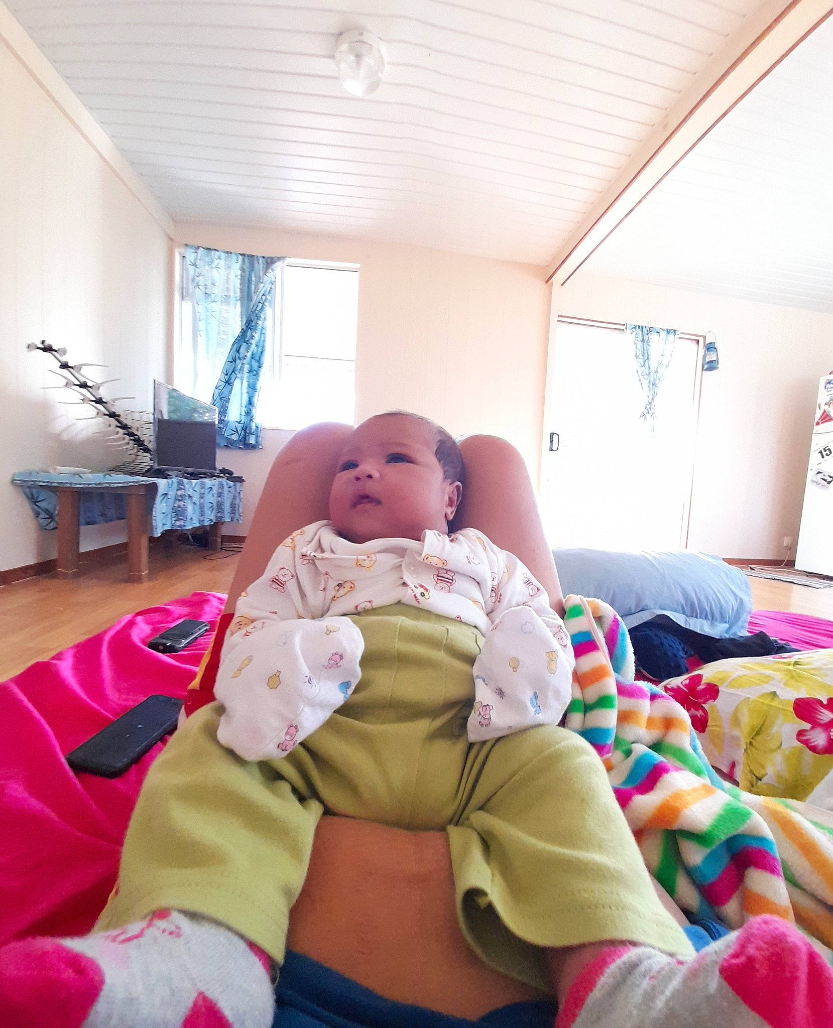 Mereteata participe au concours pour gagner de l'argent avec cette photo : baby, bed, bed_sheet, bedding, bedroom, child, comfort, hospital, human_leg, leisure, linens, person, pillow, room, sitting, skin, textile, thigh, toddler, toy