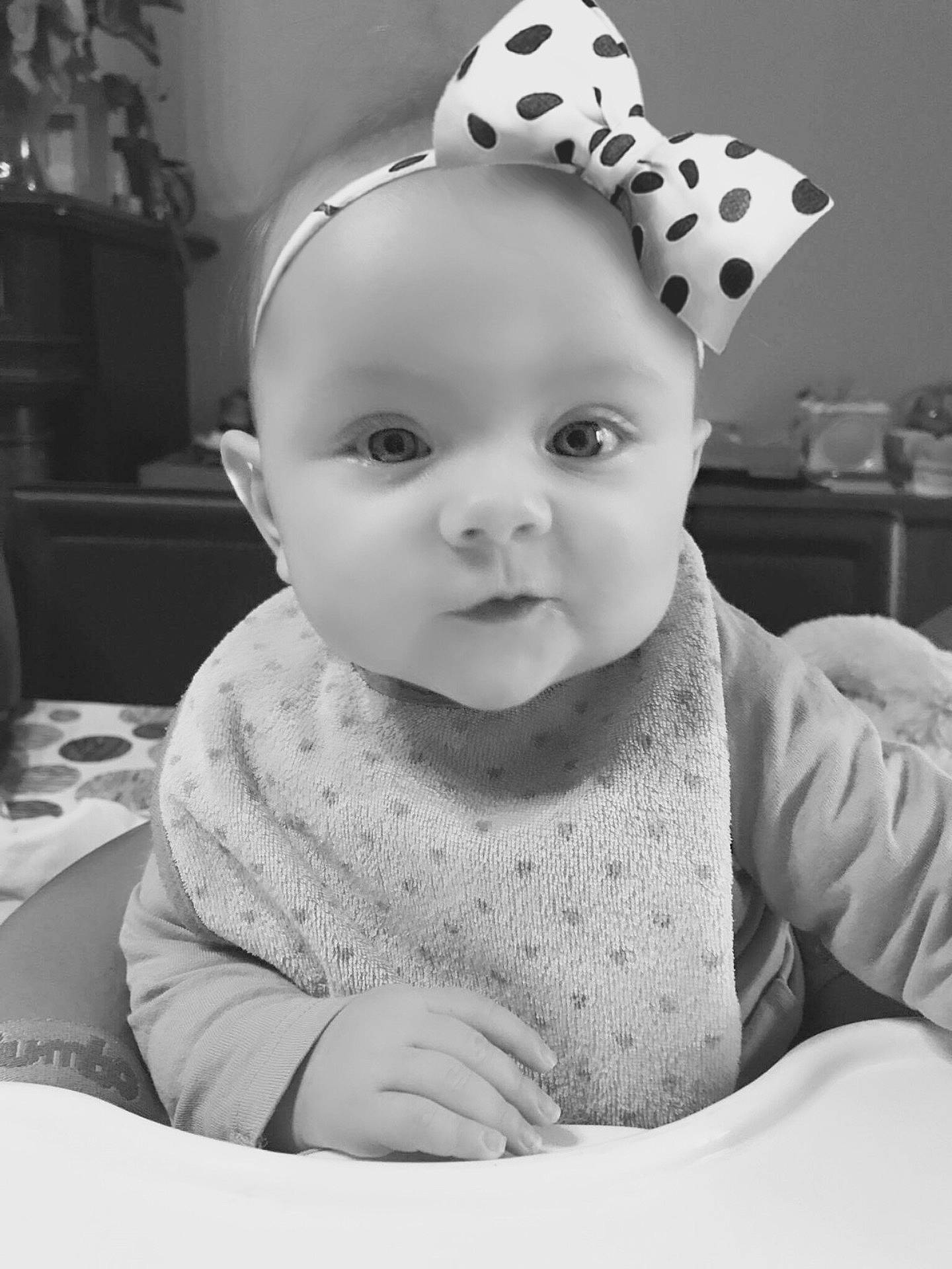 Lynn a rejoint le concours — aidez-le/la à gagner de superbes lots ! black, black_and_white, cheek, child, day, eye, face, facial_expression, forehead, head, infant, monochrome_photography, nose, person, photograph, photography, skin, snapshot, toddler, white