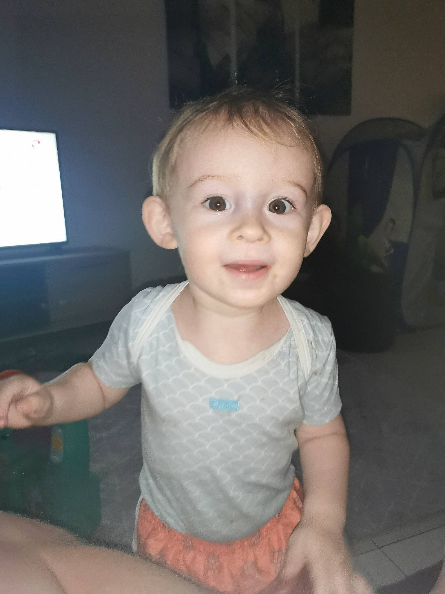 Paolo participe au concours pour gagner de l'argent avec cette photo : arm, baby, cheek, child, chin, eye, face, facial_expression, forehead, fun, hair, head, iris, joy, lip, nose, person, sitting, skin, smile