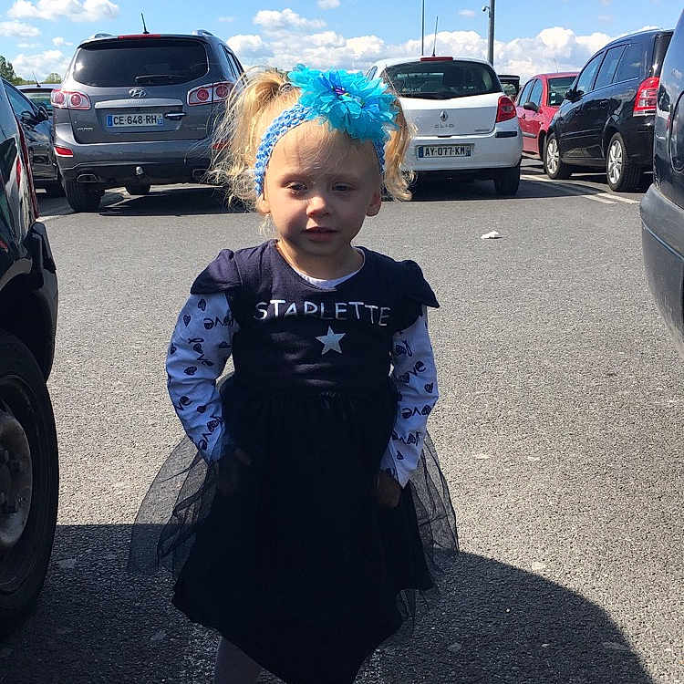 Trecy a rejoint le concours — aidez-le/la à gagner de superbes lots ! asphalt, car, child, city_car, cloud, crossover_suv, family_car, luxury_vehicle, minivan, parking, person, road, sky, sport_utility_vehicle, sports_sedan, toddler, vacation, vehicle, vehicle_door