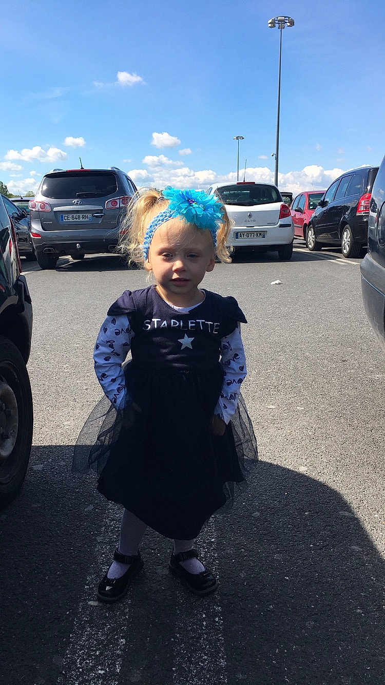 Trecy a rejoint le concours — aidez-le/la à gagner de superbes lots ! asphalt, car, child, city_car, cloud, crossover_suv, family_car, luxury_vehicle, minivan, parking, person, road, sky, sport_utility_vehicle, sports_sedan, toddler, vacation, vehicle, vehicle_door