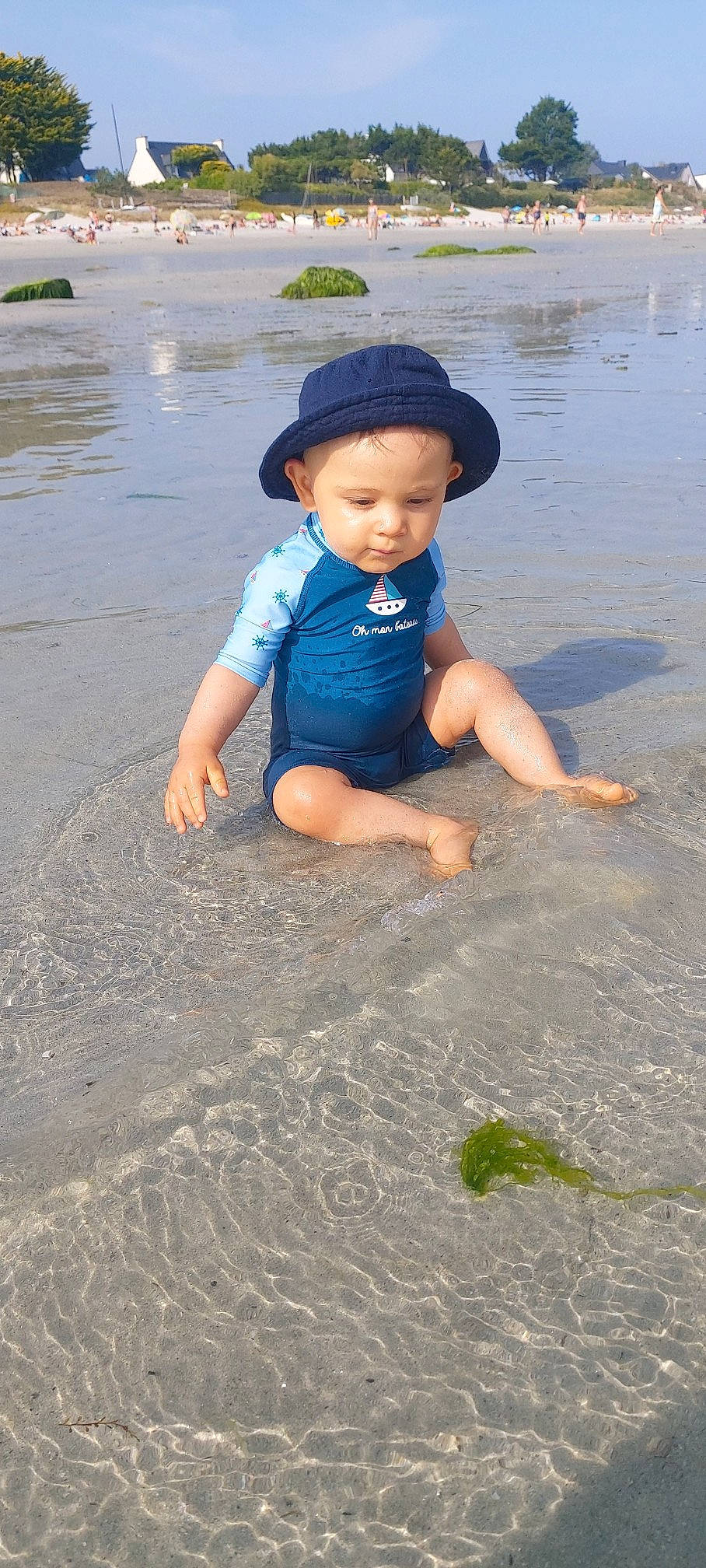 Timéo a rejoint le concours — aidez-le/la à gagner de superbes lots ! barefoot, child, fun, headwear, person, play, vacation