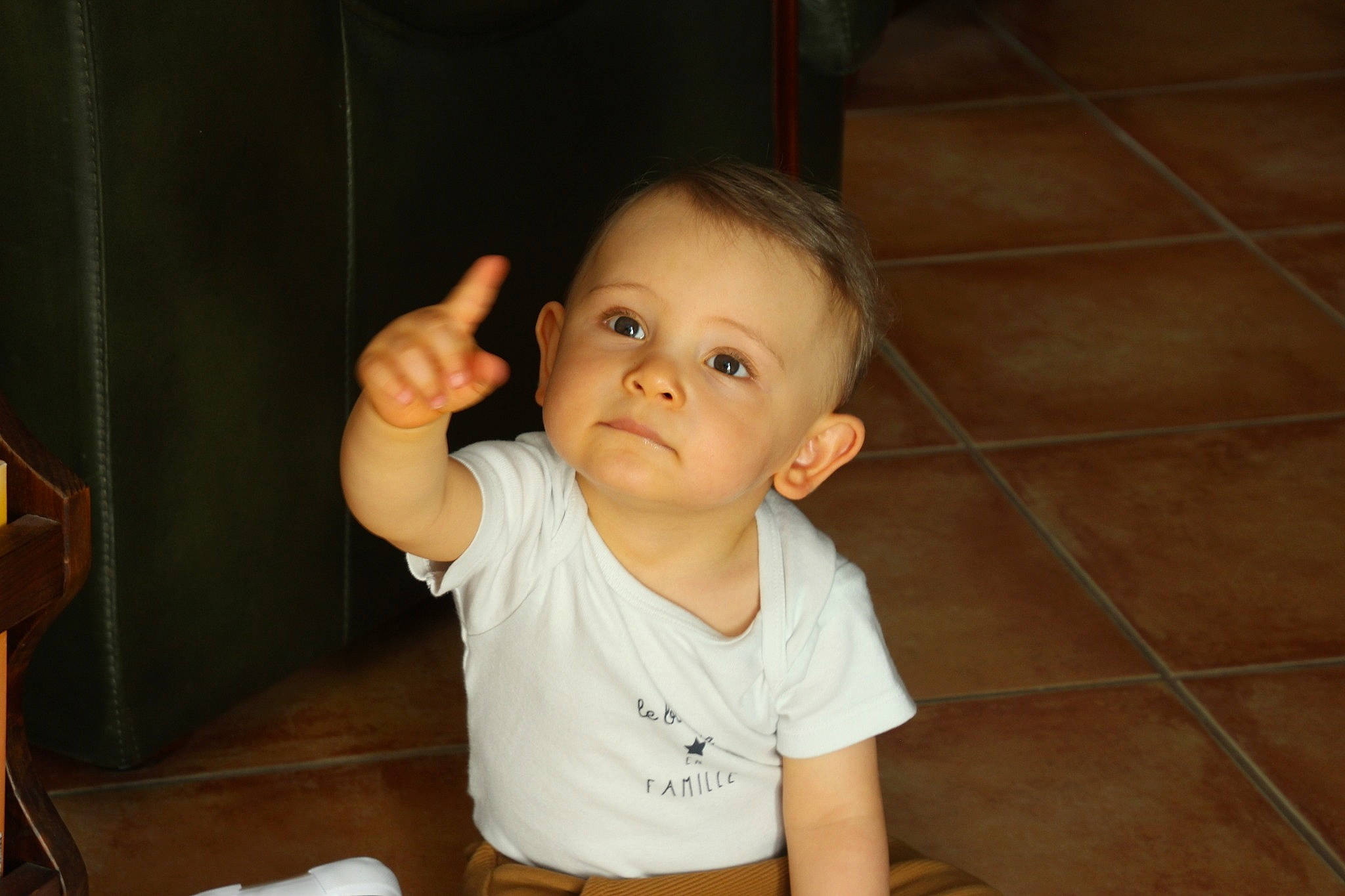 Timéo a rejoint le concours — aidez-le/la à gagner de superbes lots ! arm, baby, cheek, child, chin, ear, eye, face, floor, fun, head, nose, person, skin, smile, standing, toddler, vacation, wood