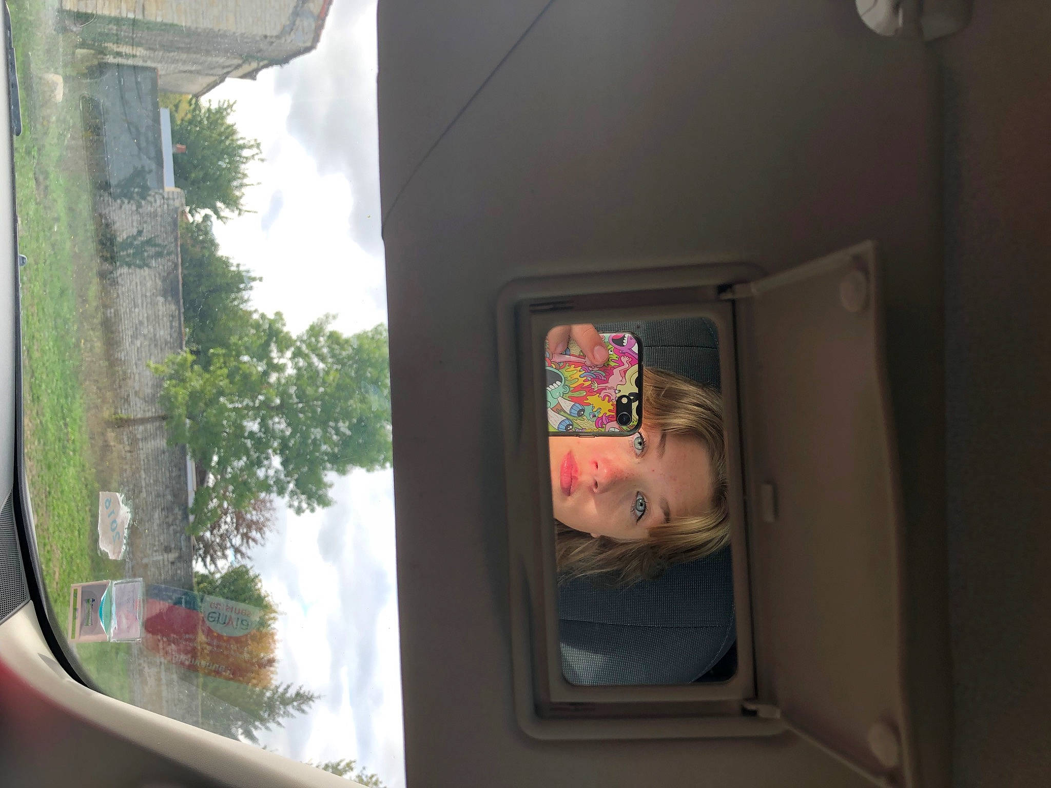 Julia participe au concours pour gagner de l'argent avec cette photo : art, auto_part, automotive_exterior, automotive_window_part, cloud, display_device, glass, house, machine, person, plant, room, sky, television_set, tints_and_shades, tree, vehicle_door, visual_arts, window, windshield