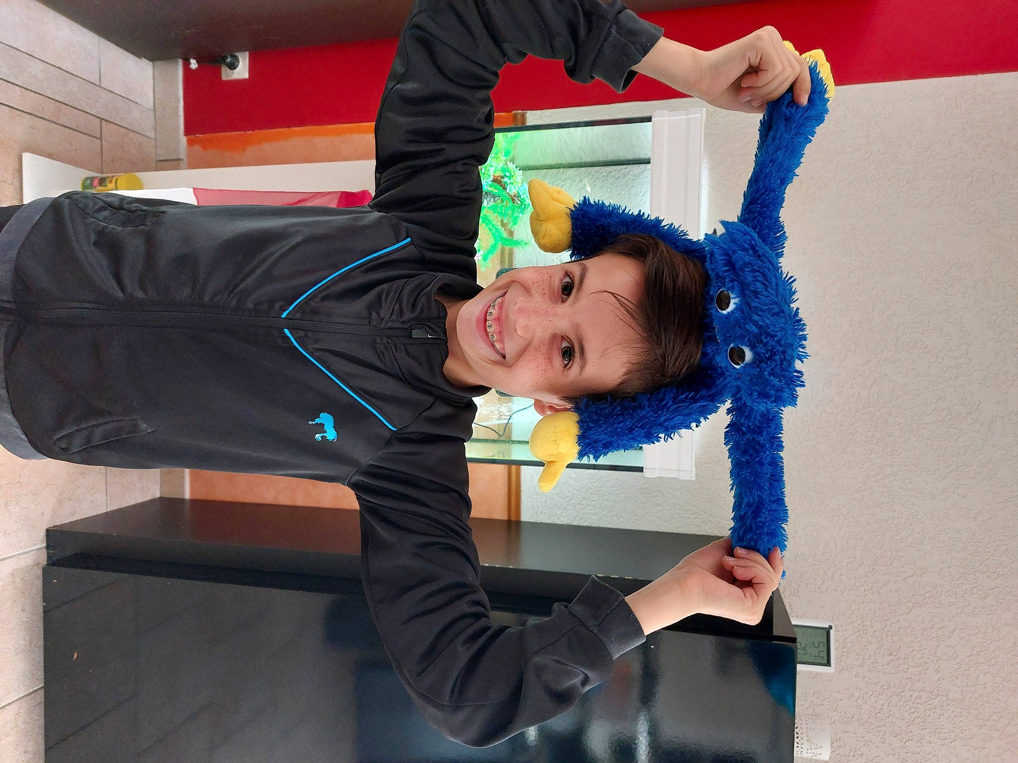 Ilan participe au concours pour gagner de l'argent avec cette photo : child, costume, electric_blue, fun, happy, joy, leisure, person, room, sitting, sleeve, smile