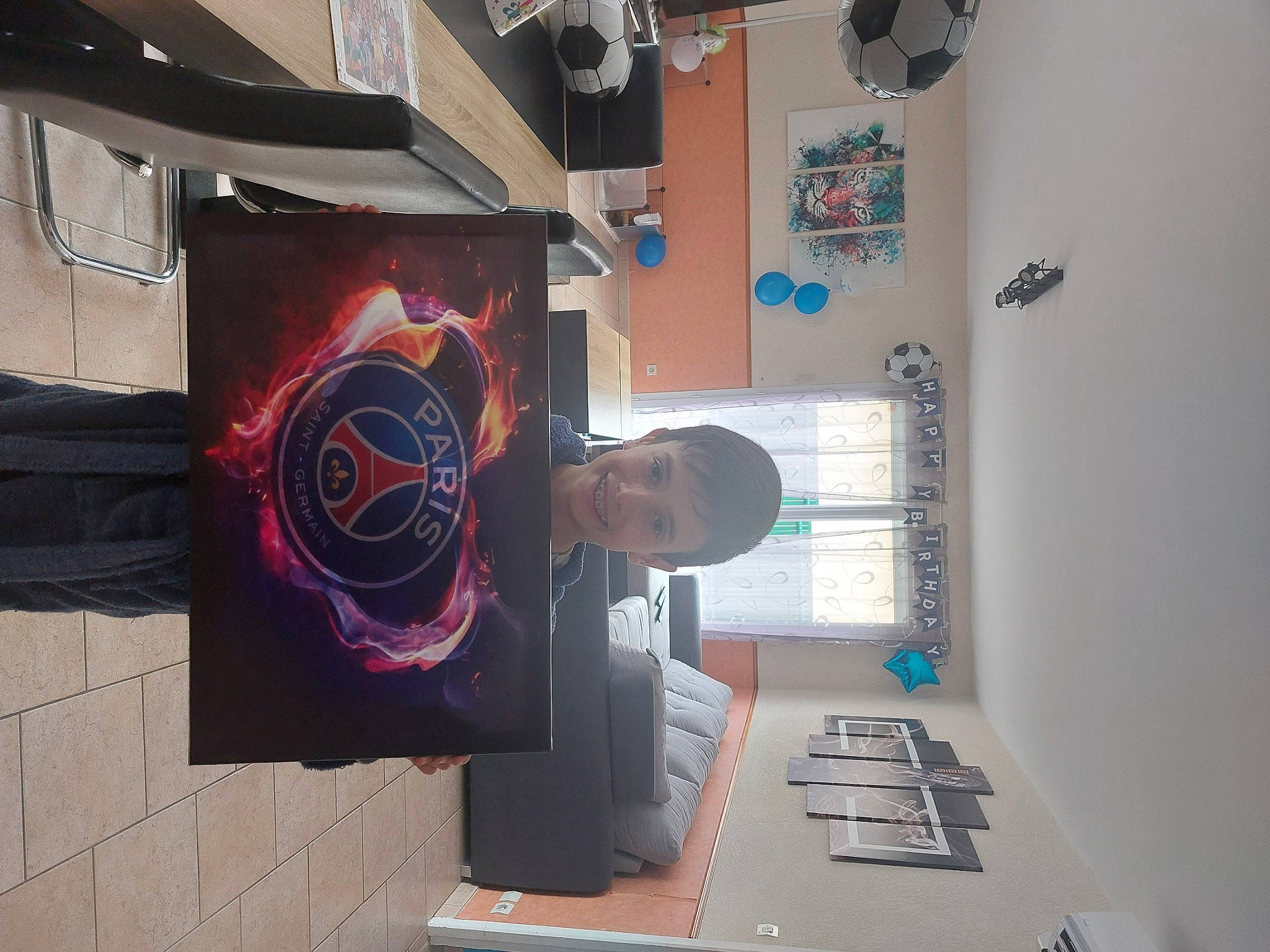 Ilan a rejoint le concours — aidez-le/la à gagner de superbes lots ! art, artist, automotive_design, building, ceiling, display_device, engineering, graphics, joy, machine, person, room, t_shirt, table, visual_arts