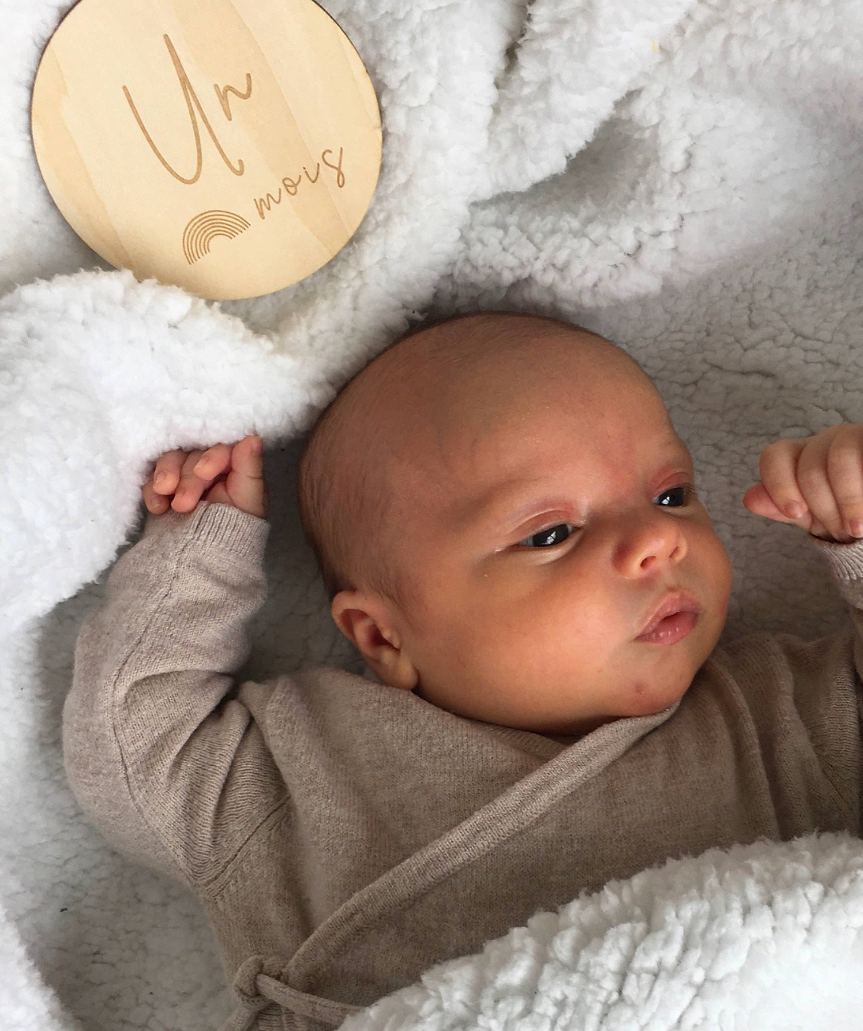 Gabin a rejoint le concours — aidez-le/la à gagner de superbes lots ! baby, baby_products, baby_sleeping, baby_toddler_clothing, cheek, child, comfort, facial_expression, finger, gesture, hand, head, linens, mammal, nose, person, room, skin, textile, toddler