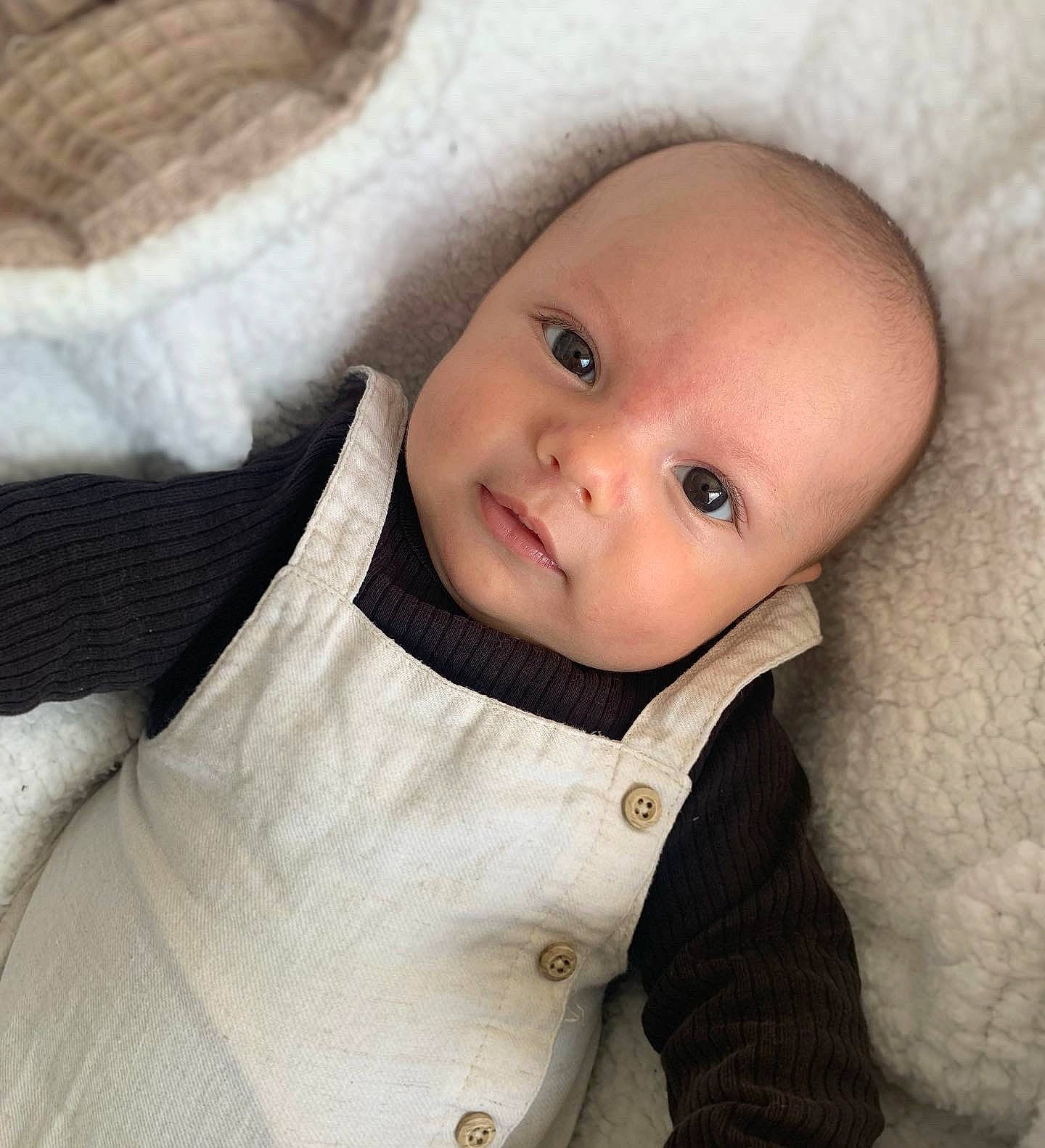 Gabin participe au concours pour gagner de l'argent avec cette photo : baby, baby_toddler_clothing, cheek, child, collar, comfort, eye, face, fur, grey, happy, head, human_body, iris, nose, person, skin, sleeve, smile, textile