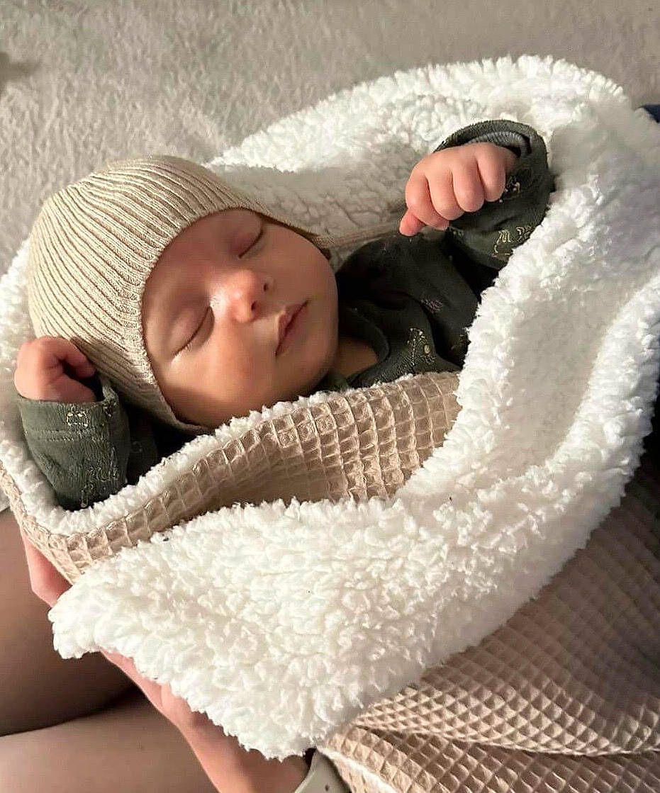 Gabin a rejoint le concours — aidez-le/la à gagner de superbes lots ! baby, baby_sleeping, baby_toddler_clothing, bedtime, child, comfort, fur, head, headgear, headwear, human_body, linens, mammal, nap, pattern, person, skin, sleep, sleeve, textile