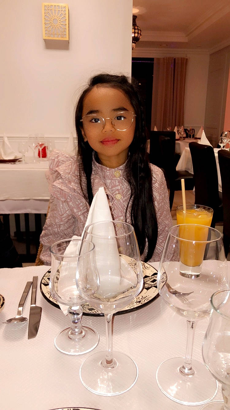 Alyssa participe au concours pour gagner de l'argent avec cette photo : alcoholic_beverage, barware, chair, champagne_stemware, cocktail, curtain, dishware, drink, drinkware, fashion_design, flooring, formal_wear, glass, joy, person, plate, serveware, smile, stemware, table