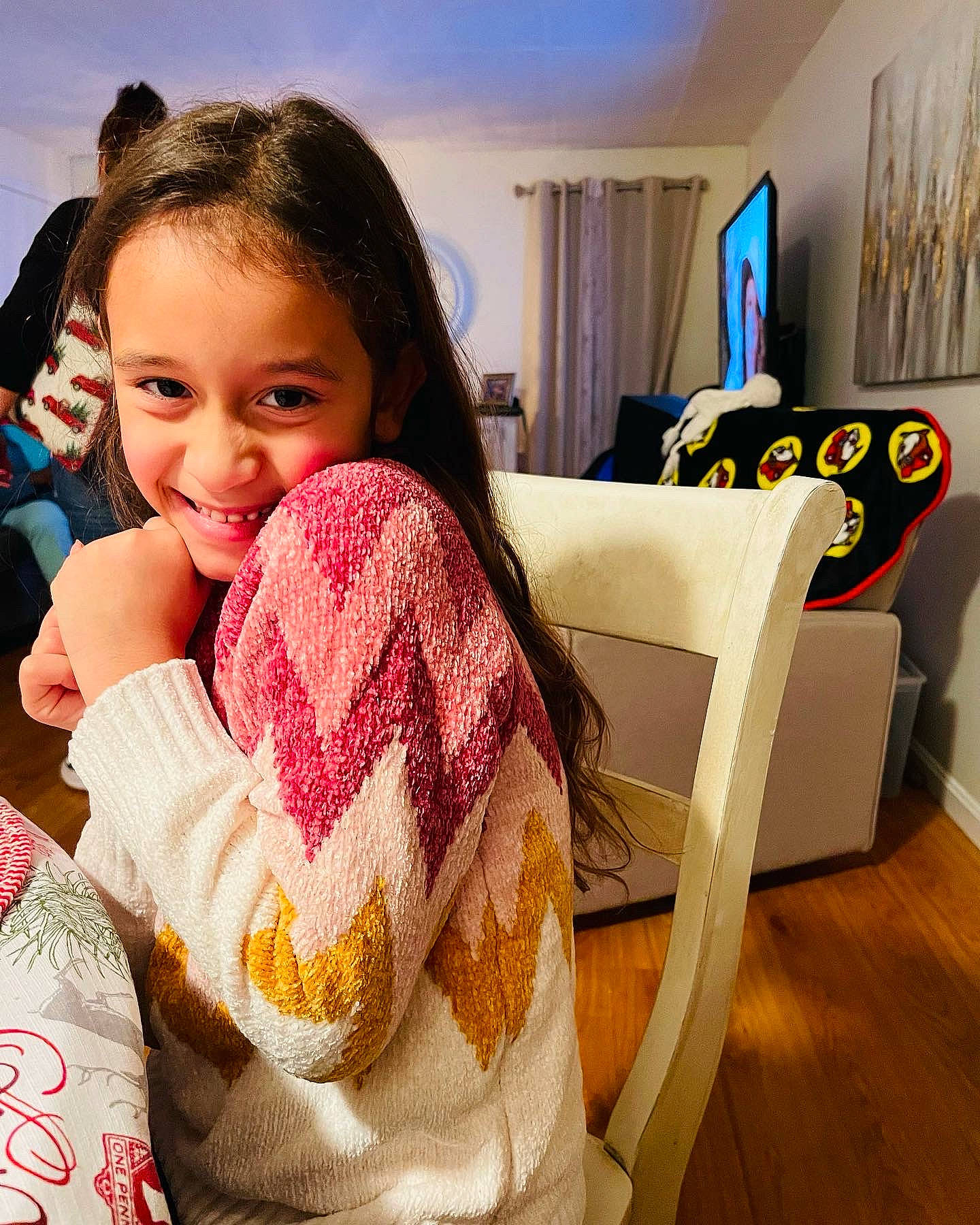 Aleynah is registered to the contest to win money with this photo: comfort, elbow, eyelash, flooring, fun, happy, human_leg, joy, leg, leisure, linens, long_hair, magenta, neck, pattern, person, picture_frame, shoulder, skin, sleeve