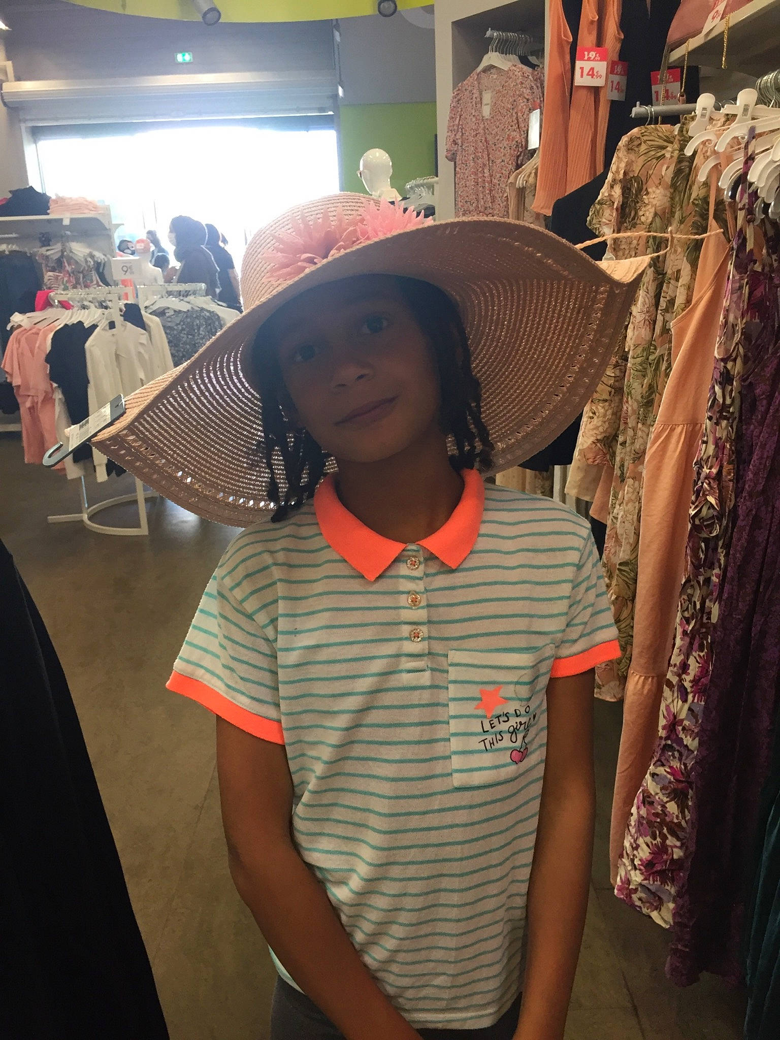 Lucrezia a rejoint le concours — aidez-le/la à gagner de superbes lots ! cap, cool, event, eyewear, fashion, fashion_accessory, fashion_design, fun, hairstyle, hat, headgear, leisure, person, retail, shopping, sleeve, standing, street_fashion, sun_hat, t_shirt