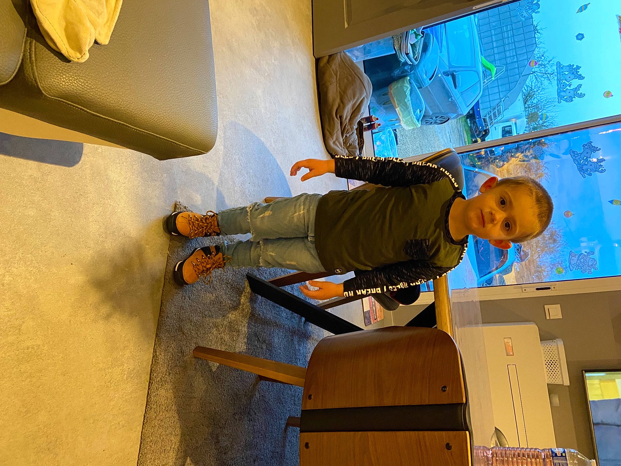 Gino participe au concours pour gagner de l'argent avec cette photo : box, cardboard, outdoor_shoe, person, shipping_box, space, world