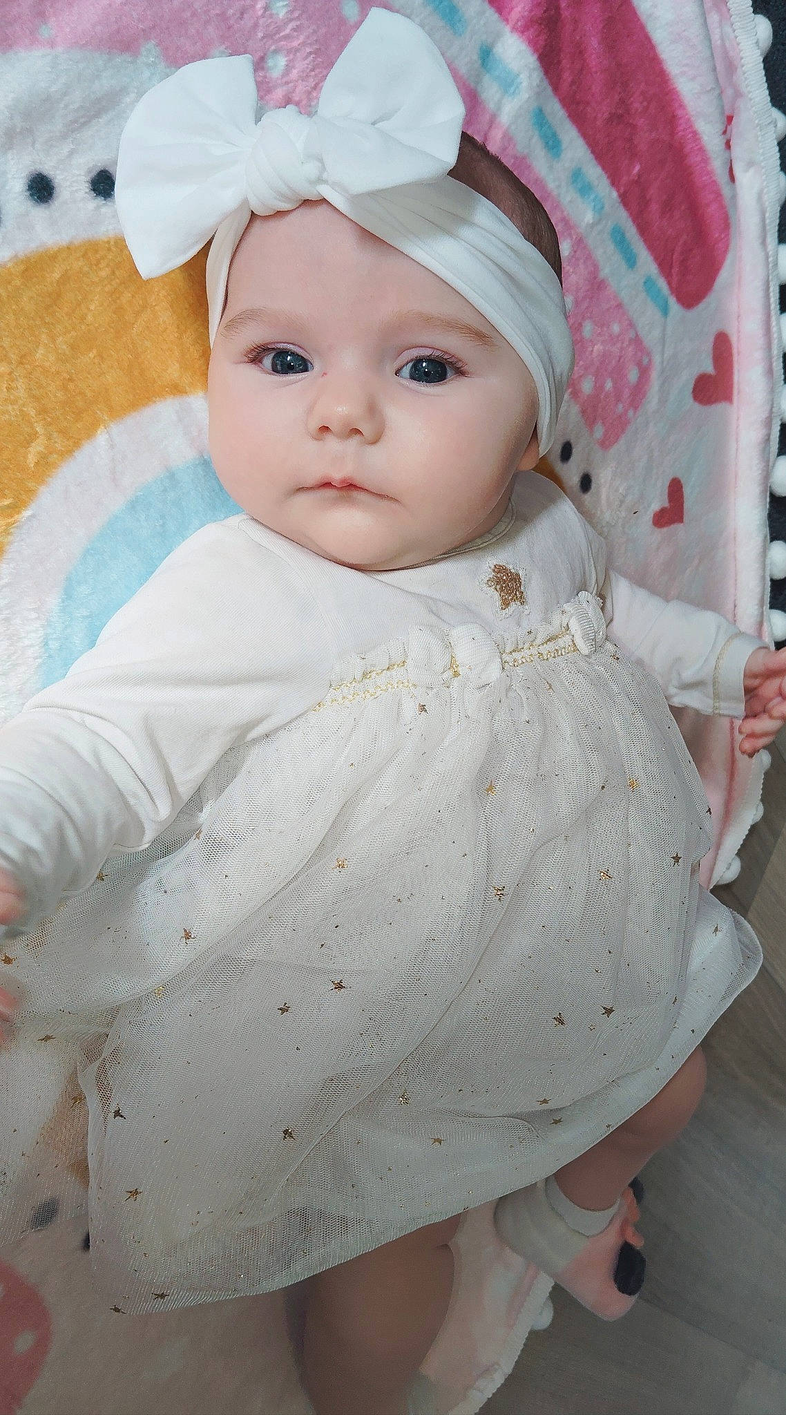 Kamèlya participe au concours pour gagner de l'argent avec cette photo : baby, baby_toddler_clothing, beanie, cap, cheek, child, eye, eyebrow, eyelash, fashion_accessory, head, headpiece, headwear, iris, linens, lip, person, pink, sleeve, toddler