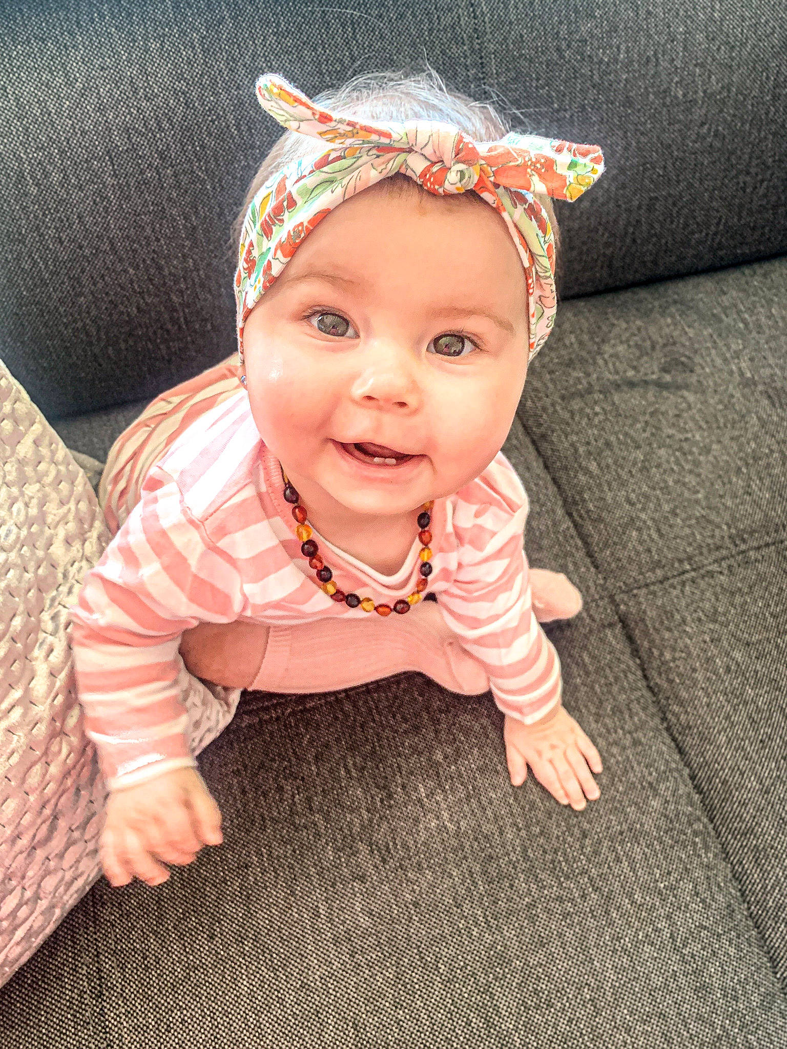 Ambre participe au concours pour gagner de l'argent avec cette photo : baby, baby_toddler_clothing, cap, ear, eye, flash_photography, gesture, hair, hair_accessory, happy, head, headband, headpiece, headwear, human_body, iris, jewellery, lip, person, sleeve