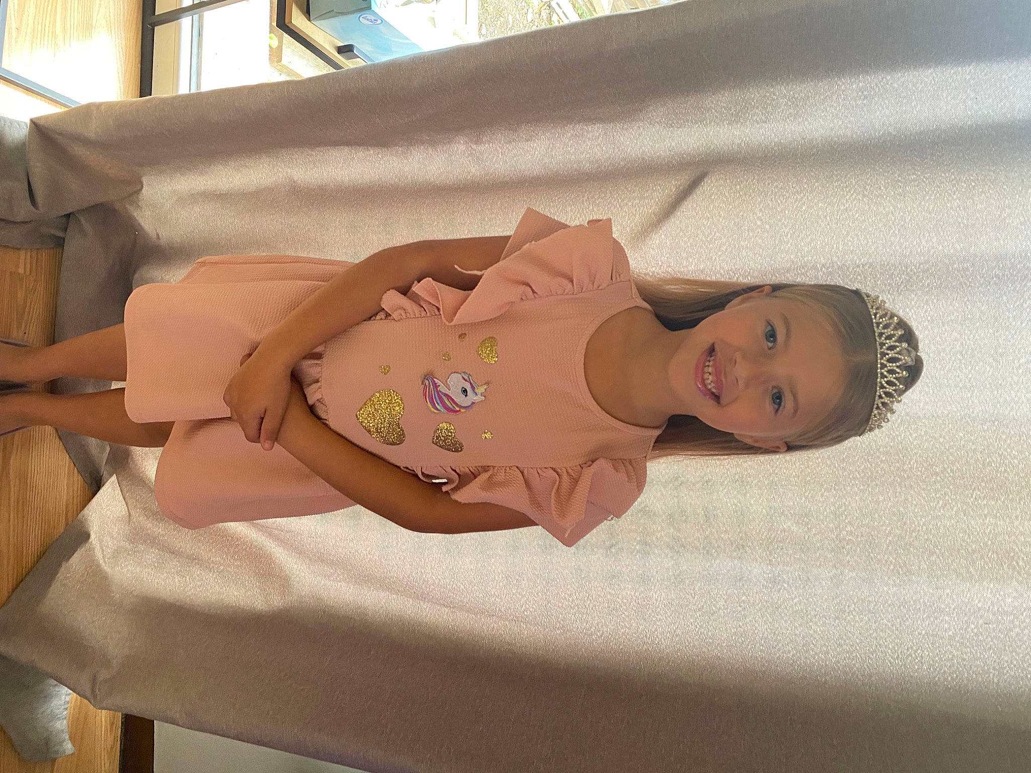 Mellina a rejoint le concours — aidez-le/la à gagner de superbes lots ! abdomen, art, baby, baby_products, baby_safety, baby_toddler_clothing, chest, child, comfort, diaper, human_leg, joy, linens, pattern, person, room, textile, thigh, toddler, wood