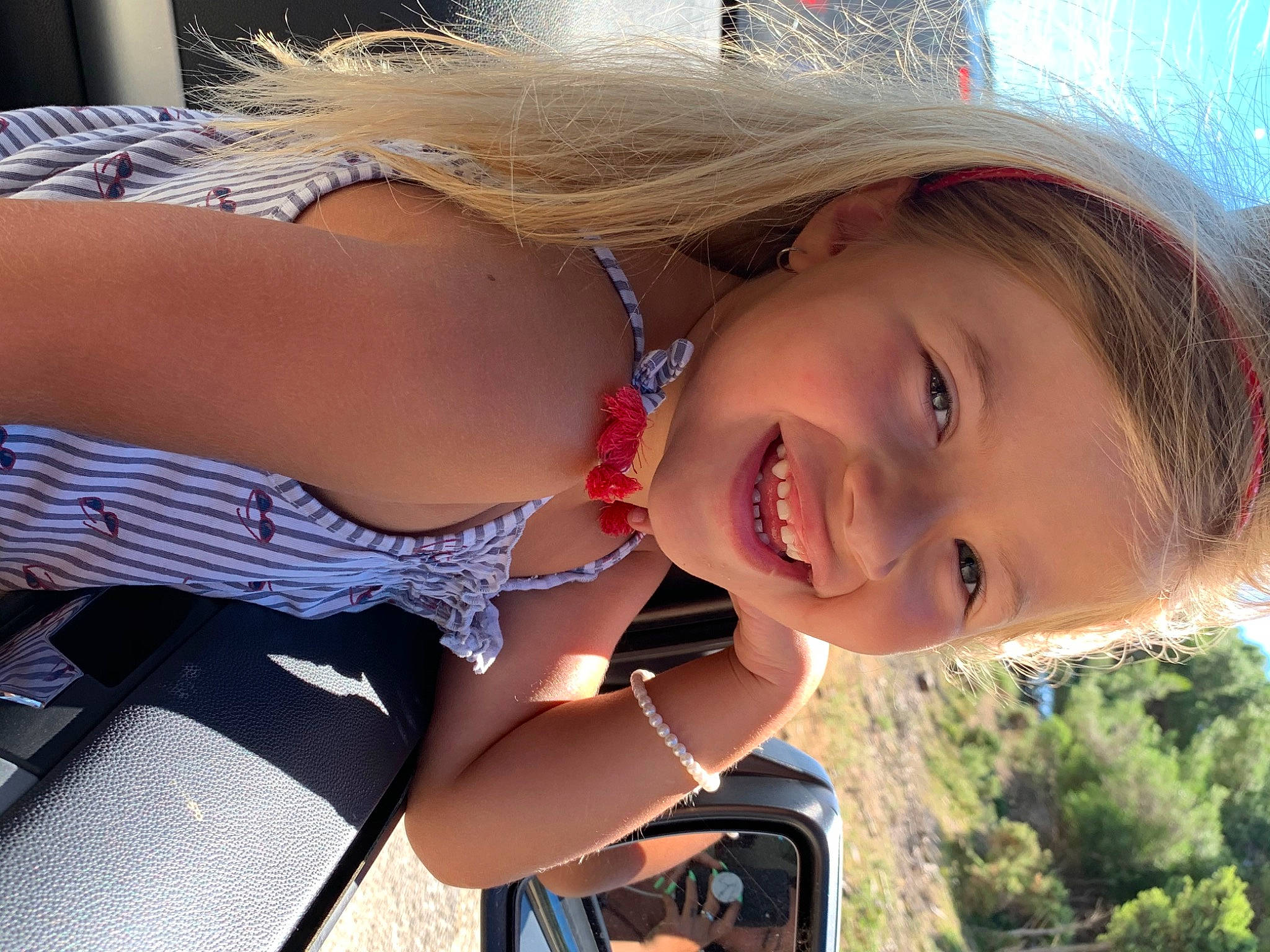 Mellina a rejoint le concours — aidez-le/la à gagner de superbes lots ! beauty, blond, eyelash, eyewear, fun, grass, happy, hat, human_leg, jewellery, joy, leisure, light, lip, neck, person, skin, smile, toddler, tree