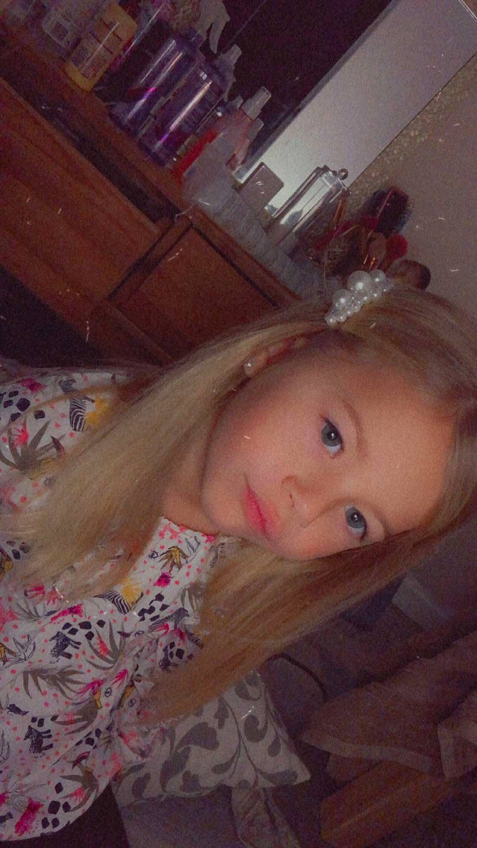 Mellina participe au concours pour gagner de l'argent avec cette photo : blond, brown_hair, cheek, chest, child, comfort, ear, eyelash, flooring, forehead, fun, hair_coloring, hardwood, lip, long_hair, nose, pattern, person, room, sitting