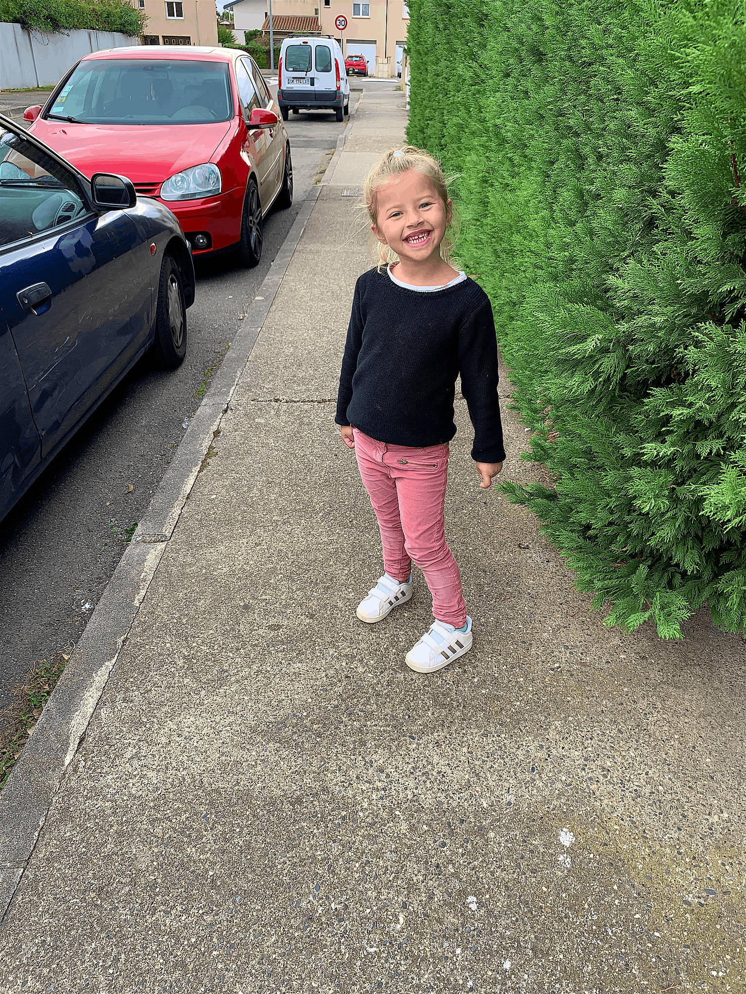 Mellina a rejoint le concours — aidez-le/la à gagner de superbes lots ! asphalt, automotive_lighting, automotive_tire, car, grass, infrastructure, joy, land_vehicle, leg, person, plant, public_space, road, road_surface, sidewalk, tints_and_shades, tire, toddler, tree, vehicle