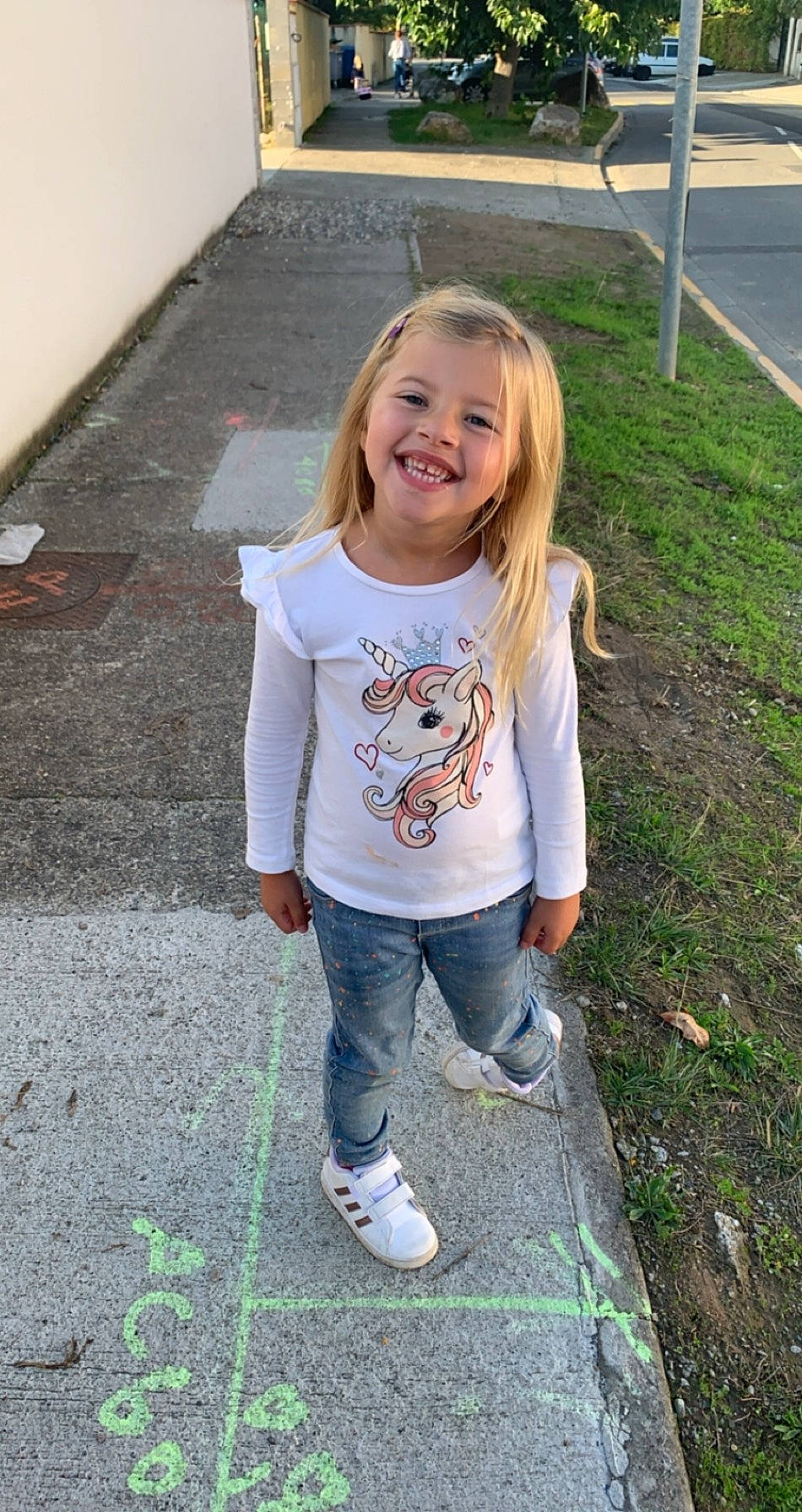 Mellina a rejoint le concours — aidez-le/la à gagner de superbes lots ! asphalt, blond, child, denim, face, fun, grass, hair, happy, head, joy, leg, leisure, people_in_nature, person, recreation, road_surface, sidewalk, sleeve, smile