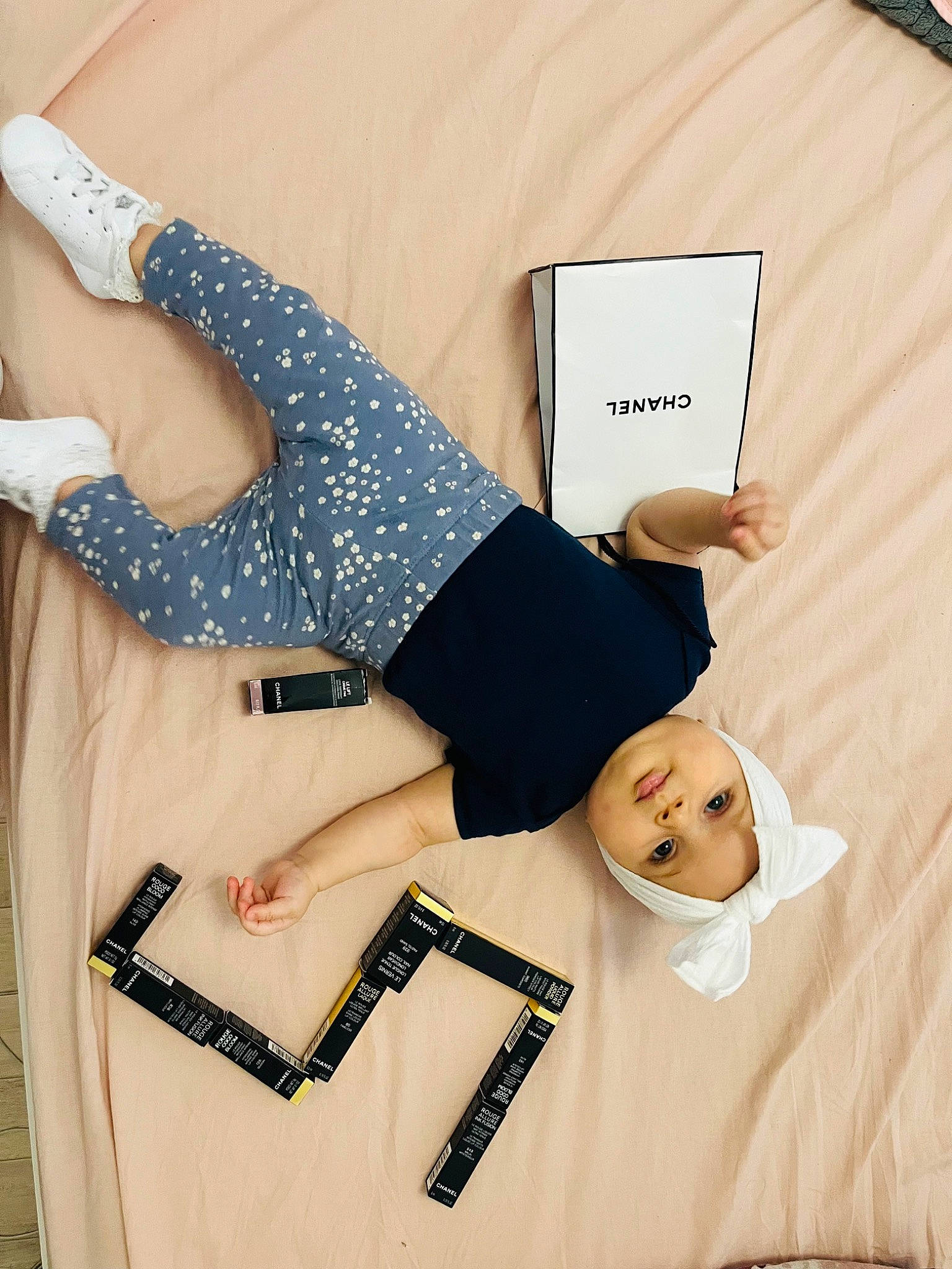 Kenza participe au concours pour gagner de l'argent avec cette photo : comfort, elbow, electric_blue, fashion_design, finger, font, foot, happy, headwear, human_leg, joint, knee, linens, pattern, person, sitting, sleeve, t_shirt, textile, thigh