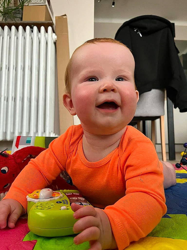 Calixte participe au concours pour gagner de l'argent avec cette photo : baby, baby_playing_with_toys, baby_toddler_clothing, cheek, child, facial_expression, flooring, fun, green, happy, head, person, play, product, room, sitting, skin, smile, snapshot, toddler
