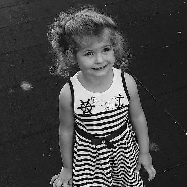 Francesca participe au concours pour gagner de l'argent avec cette photo : black, black_and_white, child, child_model, family, joy, monochrome, monochrome_photography, person, photograph, photography, portrait, smile, snapshot, standing, style, toddler, vacation, water, white